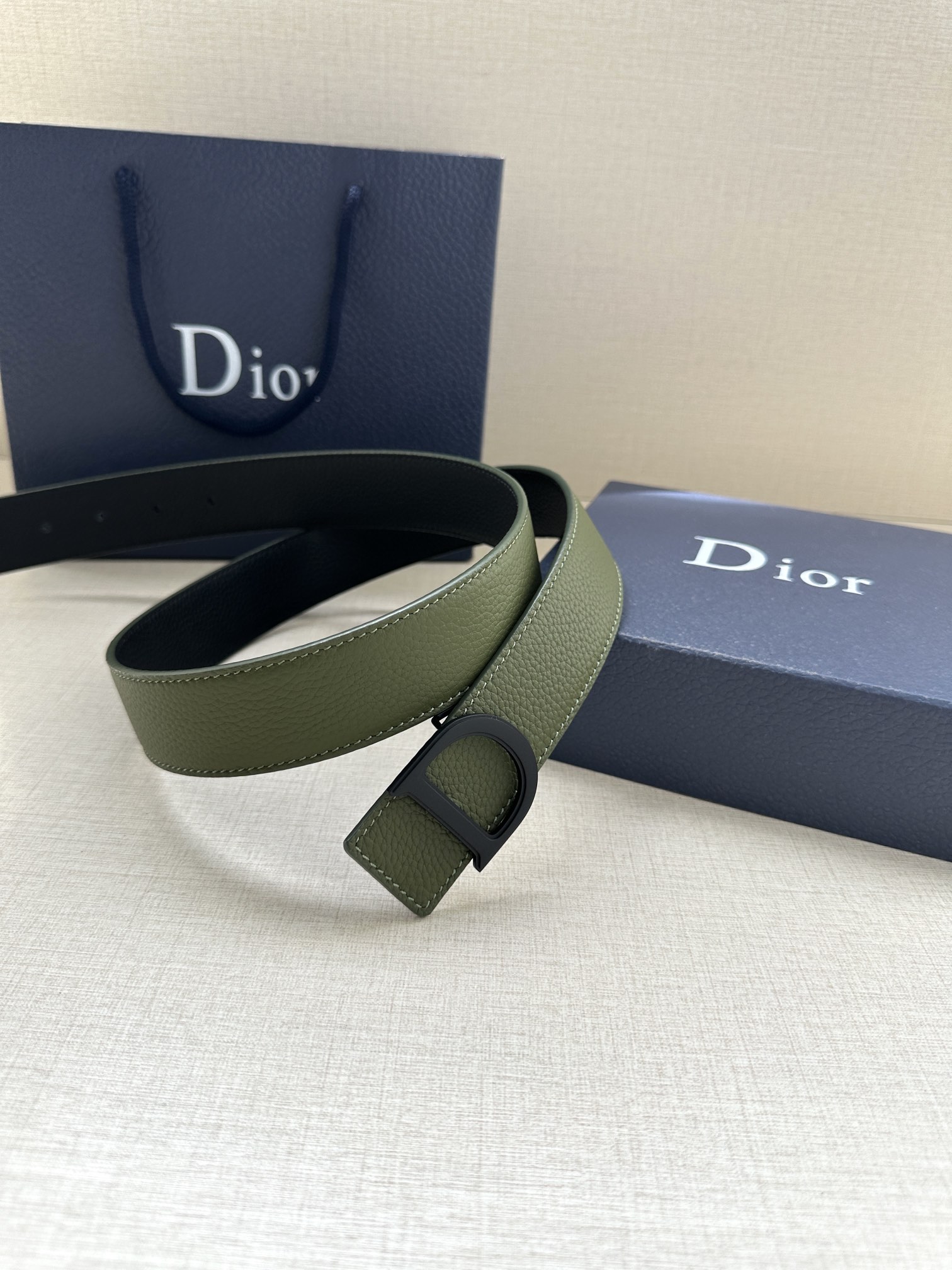 Dior 高仿男士皮帶 軍綠色荔枝皮 霧黑D釦潮流設計| 8 Dior 高仿男士皮帶 軍綠色荔枝皮 霧黑D釦潮流設計