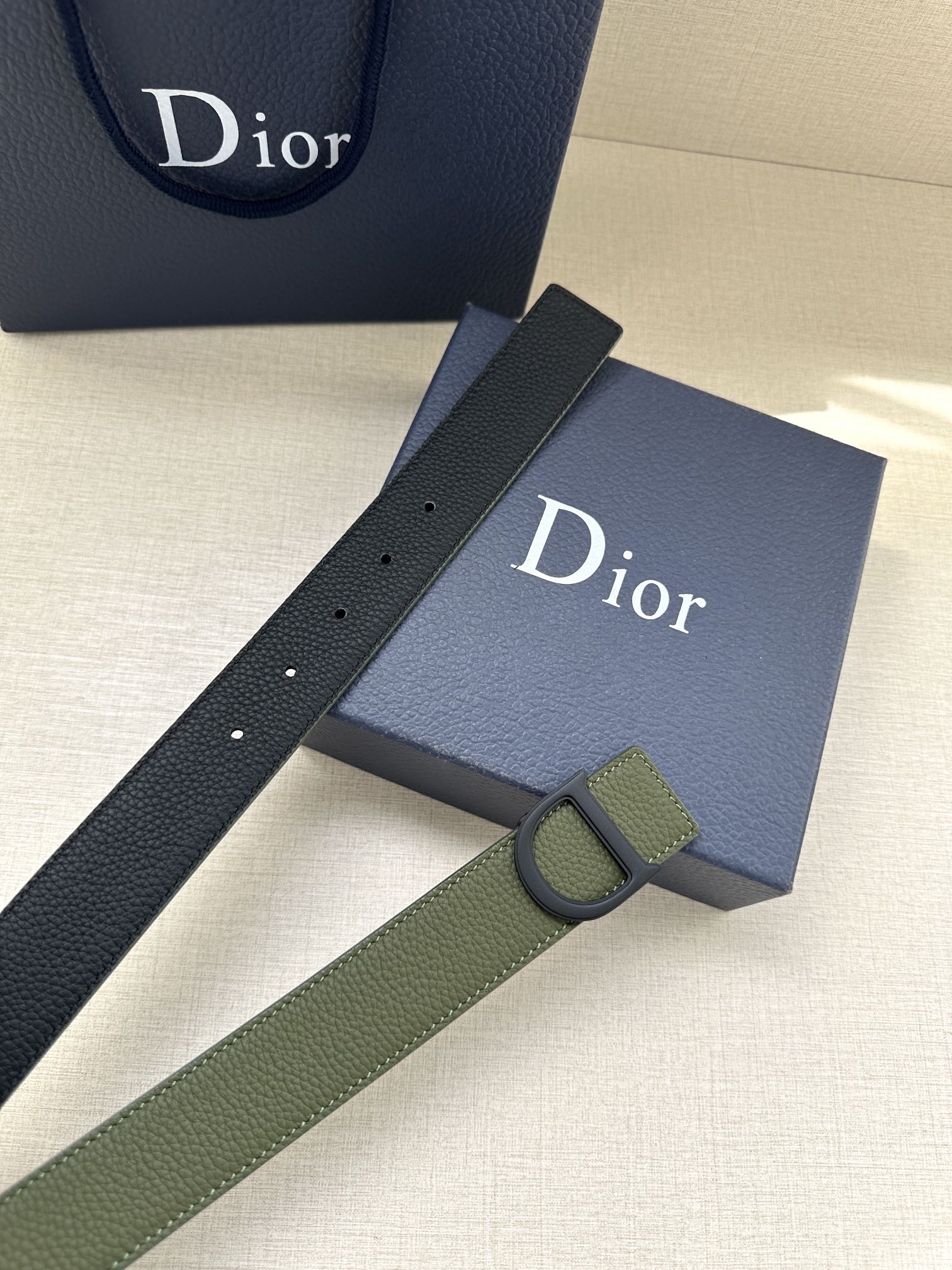 Dior 高仿男士皮帶 軍綠色荔枝皮 霧黑D釦潮流設計| 7 Dior 高仿男士皮帶 軍綠色荔枝皮 霧黑D釦潮流設計