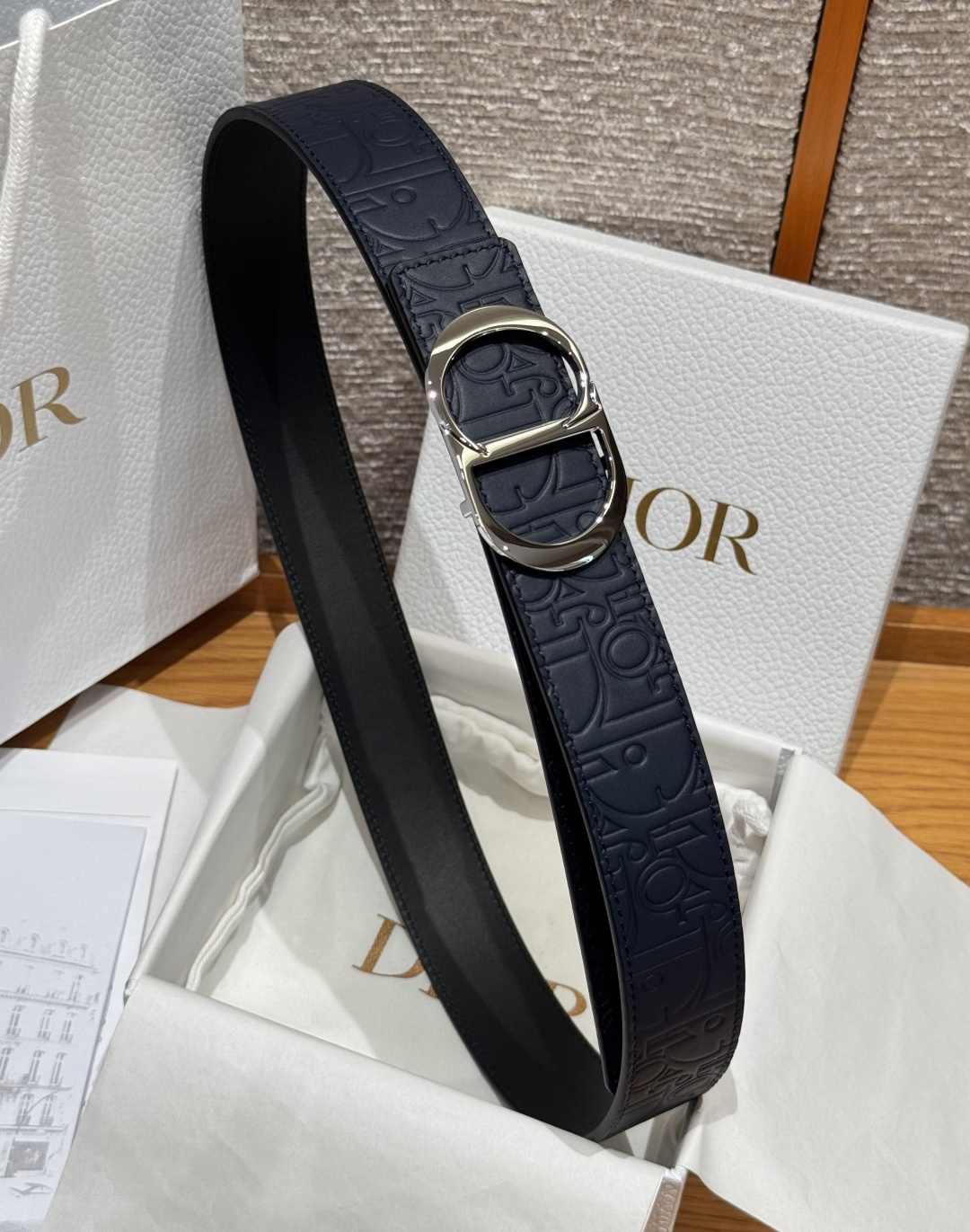 Dior 高仿男士皮帶 壓紋LOGO款 金屬CD扣 實搭多色可選| 11 Dior 高仿男士皮帶 壓紋LOGO款 金屬CD扣 實搭多色可選