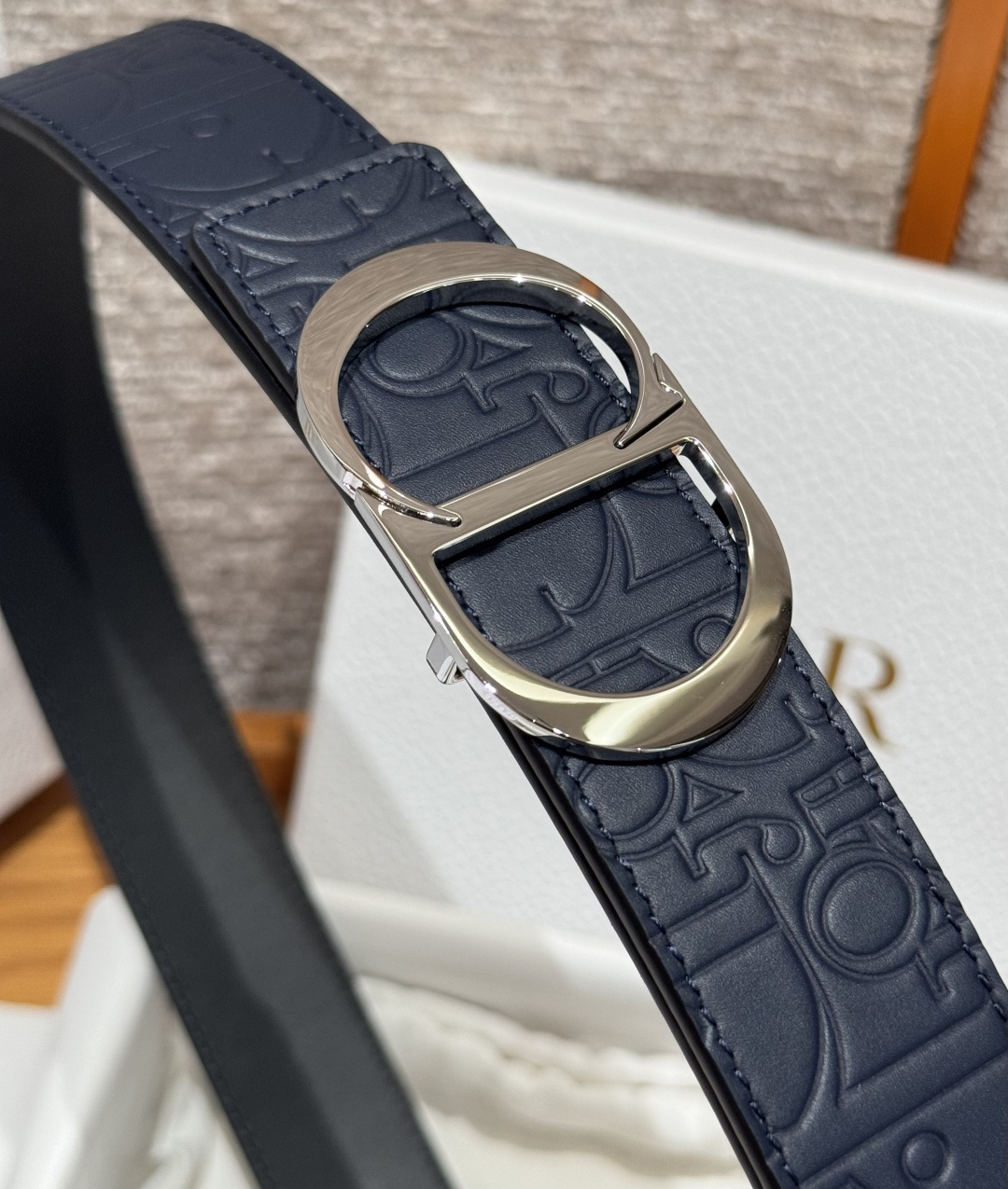 Dior 高仿男士皮帶 壓紋LOGO款 金屬CD扣 實搭多色可選| 10 Dior 高仿男士皮帶 壓紋LOGO款 金屬CD扣 實搭多色可選