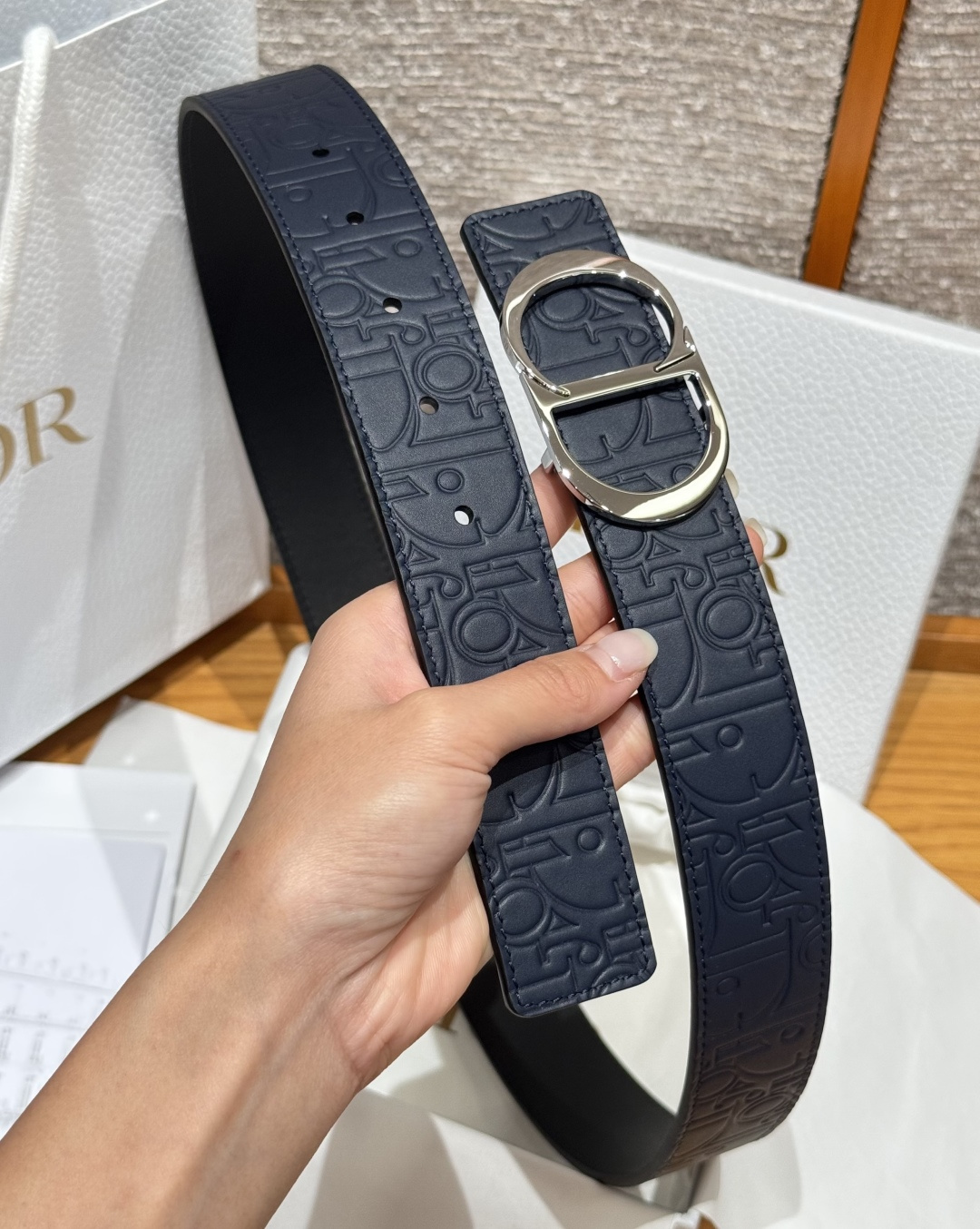 Dior 高仿男士皮帶 壓紋LOGO款 金屬CD扣 實搭多色可選| 9 Dior 高仿男士皮帶 壓紋LOGO款 金屬CD扣 實搭多色可選