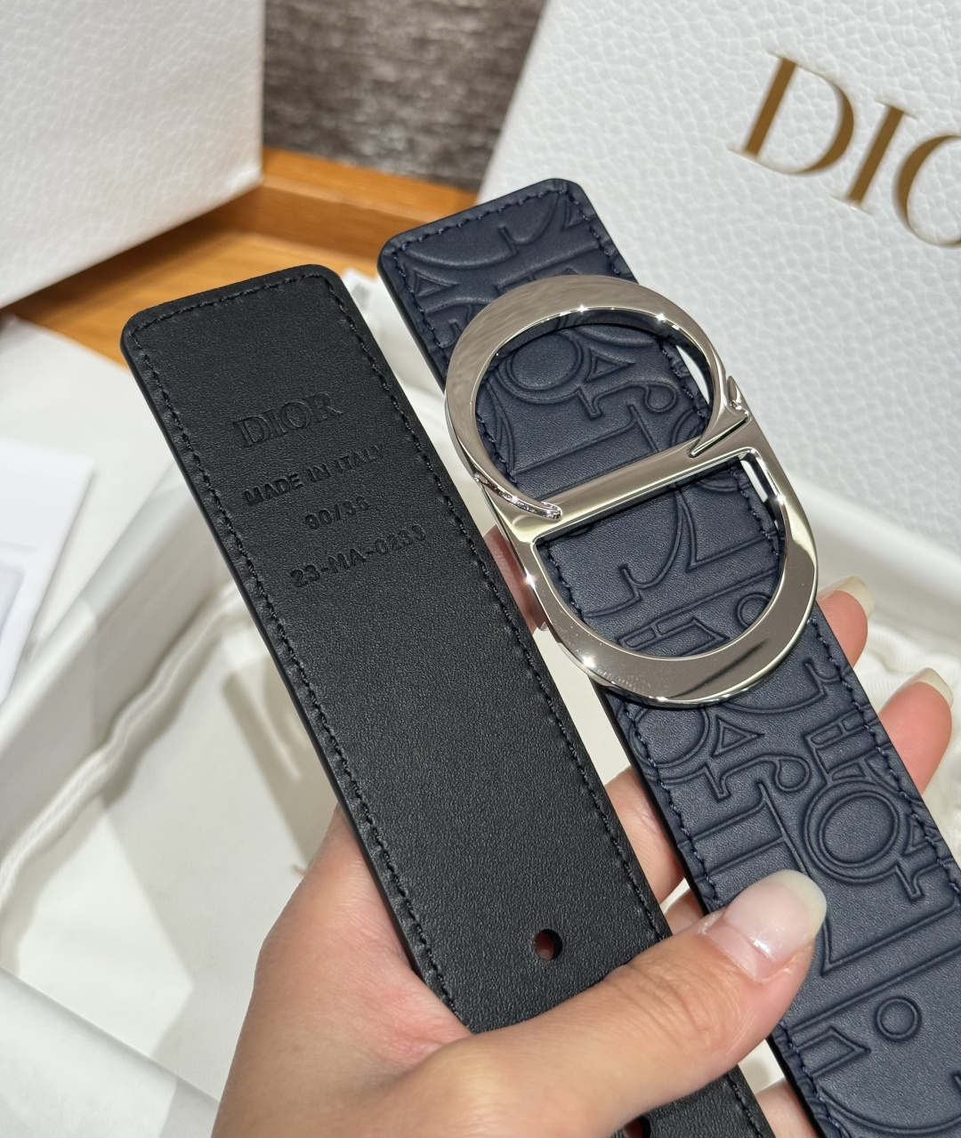 Dior 高仿男士皮帶 壓紋LOGO款 金屬CD扣 實搭多色可選| 8 Dior 高仿男士皮帶 壓紋LOGO款 金屬CD扣 實搭多色可選