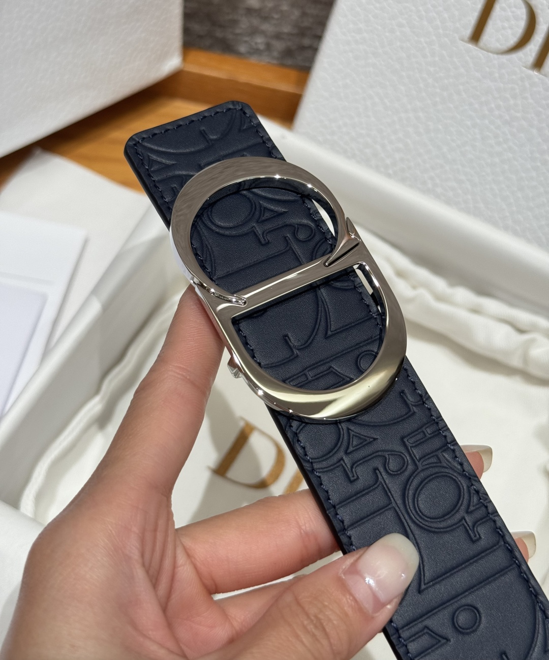 Dior 高仿男士皮帶 壓紋LOGO款 金屬CD扣 實搭多色可選| 7 Dior 高仿男士皮帶 壓紋LOGO款 金屬CD扣 實搭多色可選