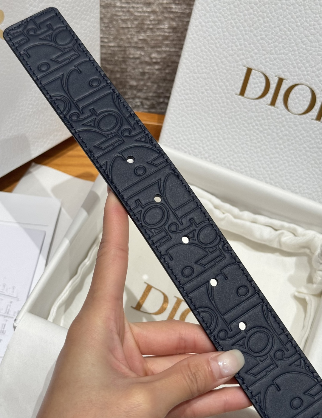 Dior 高仿男士皮帶 壓紋LOGO款 金屬CD扣 實搭多色可選| 14 Dior 高仿男士皮帶 壓紋LOGO款 金屬CD扣 實搭多色可選