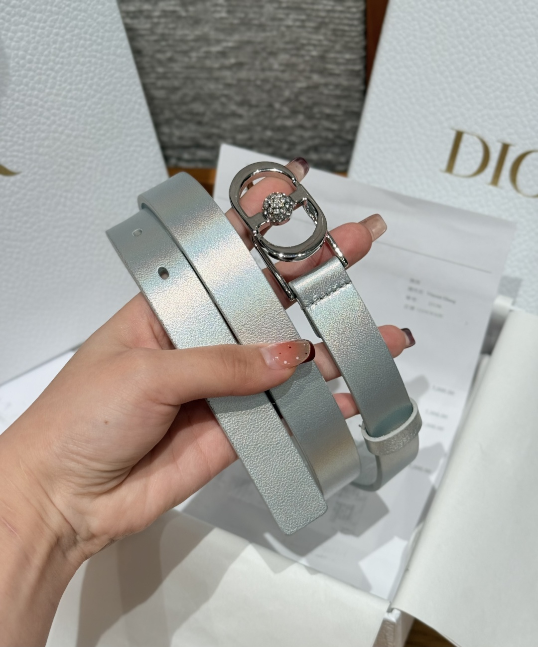 Dior 高仿女士皮帶 閃銀皮革設計 鑲鑽CD扣 亮眼造型百搭| 11 Dior 高仿女士皮帶 閃銀皮革設計 鑲鑽CD扣 亮眼造型百搭