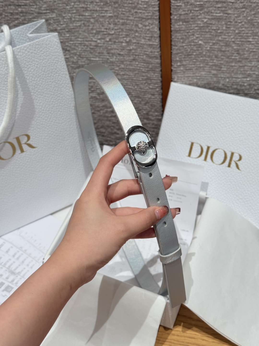Dior 高仿女士皮帶 閃銀皮革設計 鑲鑽CD扣 亮眼造型百搭| 10 Dior 高仿女士皮帶 閃銀皮革設計 鑲鑽CD扣 亮眼造型百搭