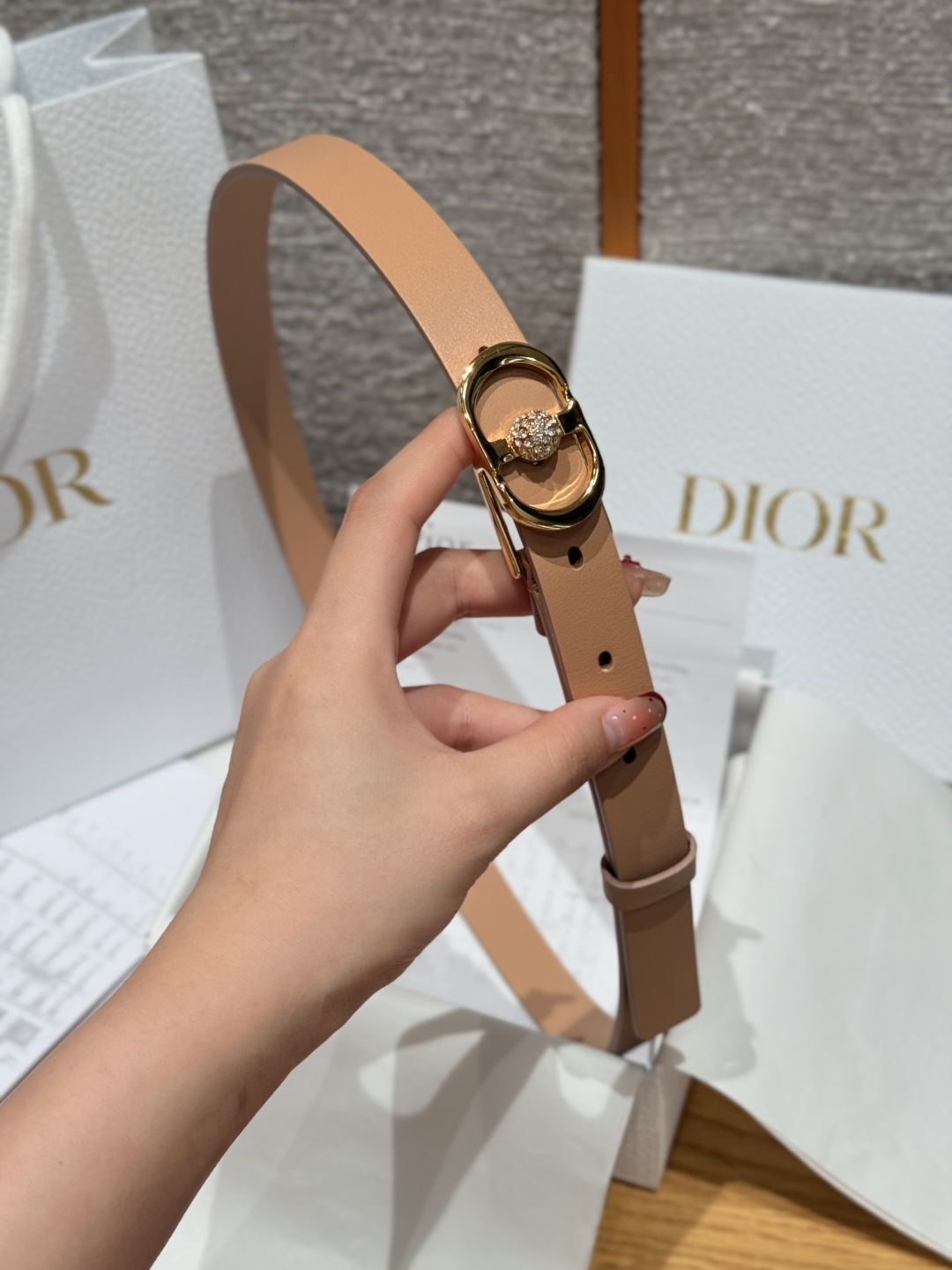Dior 高仿女士皮帶 奶茶色皮革 金釦CD鑽設計 知性優雅| 10 Dior 高仿女士皮帶 奶茶色皮革 金釦CD鑽設計 知性優雅