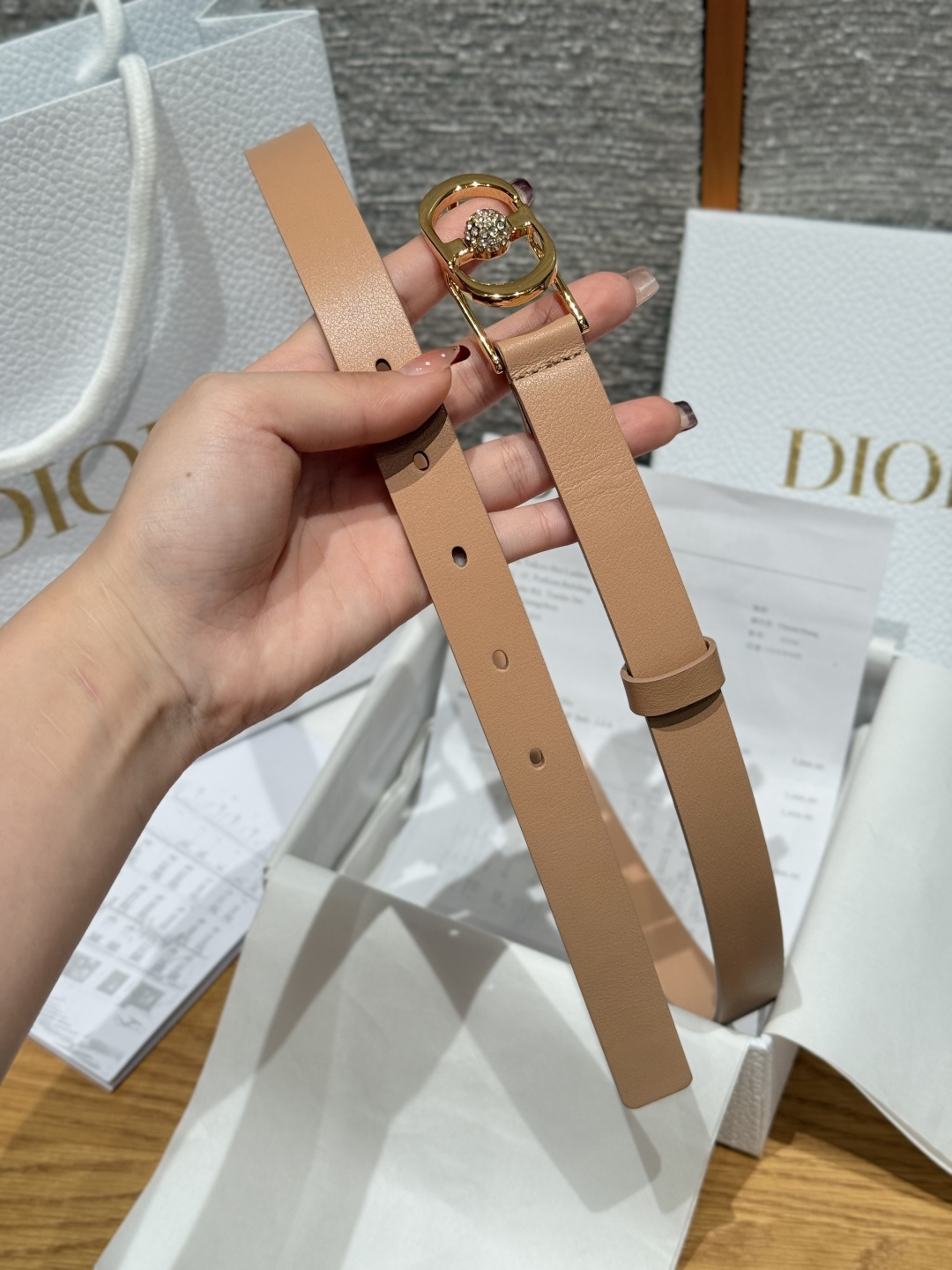 Dior 高仿女士皮帶 奶茶色皮革 金釦CD鑽設計 知性優雅| 9 Dior 高仿女士皮帶 奶茶色皮革 金釦CD鑽設計 知性優雅