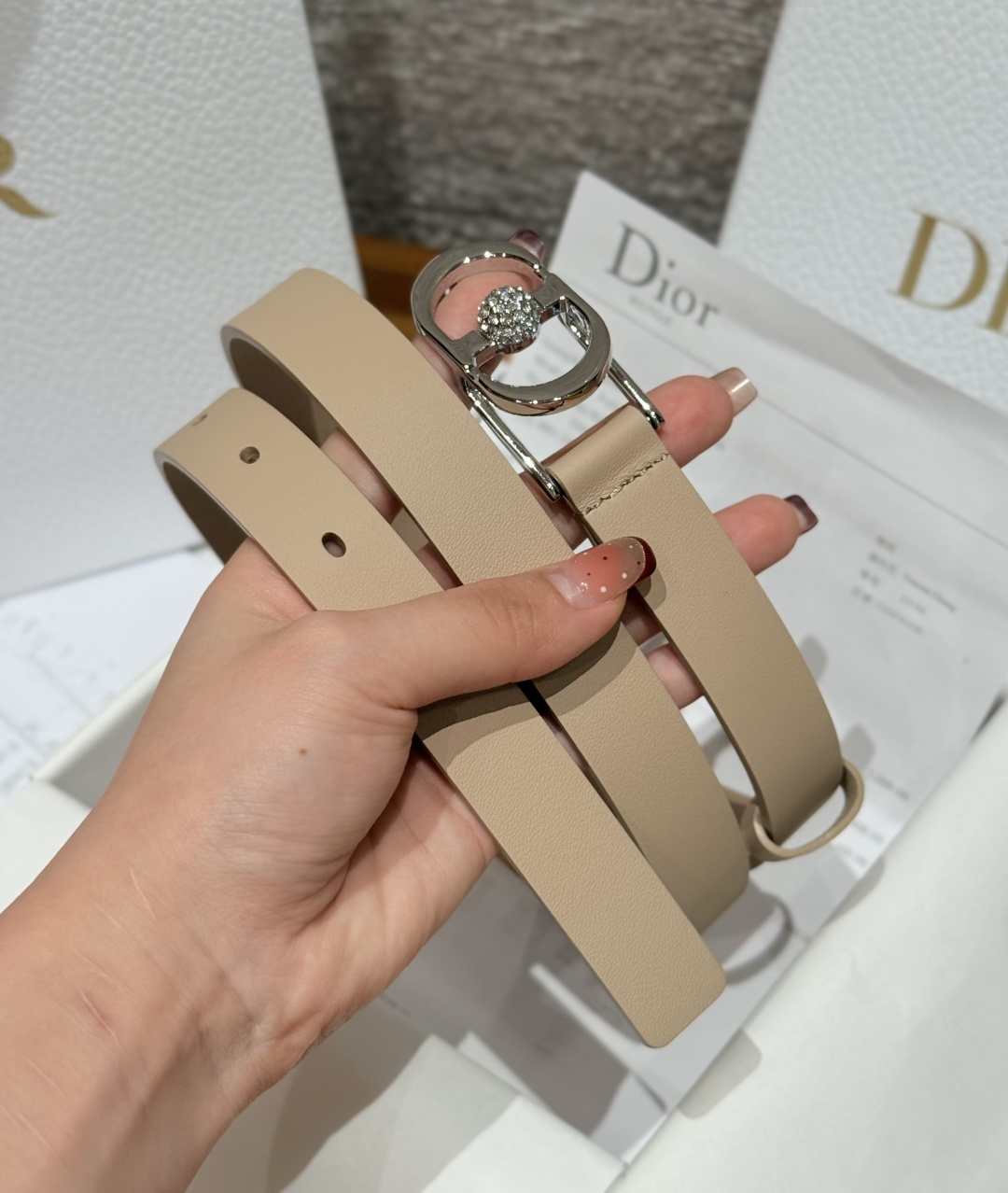 Dior 一比一女士皮帶 杏色皮革搭配銀扣鑽球 優雅百搭新作| 12 Dior 一比一女士皮帶 杏色皮革搭配銀扣鑽球 優雅百搭新作
