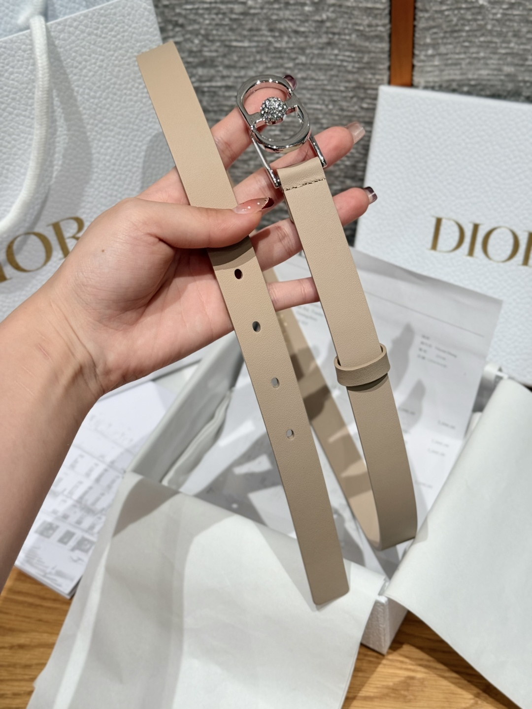 Dior 一比一女士皮帶 杏色皮革搭配銀扣鑽球 優雅百搭新作| 9 Dior 一比一女士皮帶 杏色皮革搭配銀扣鑽球 優雅百搭新作