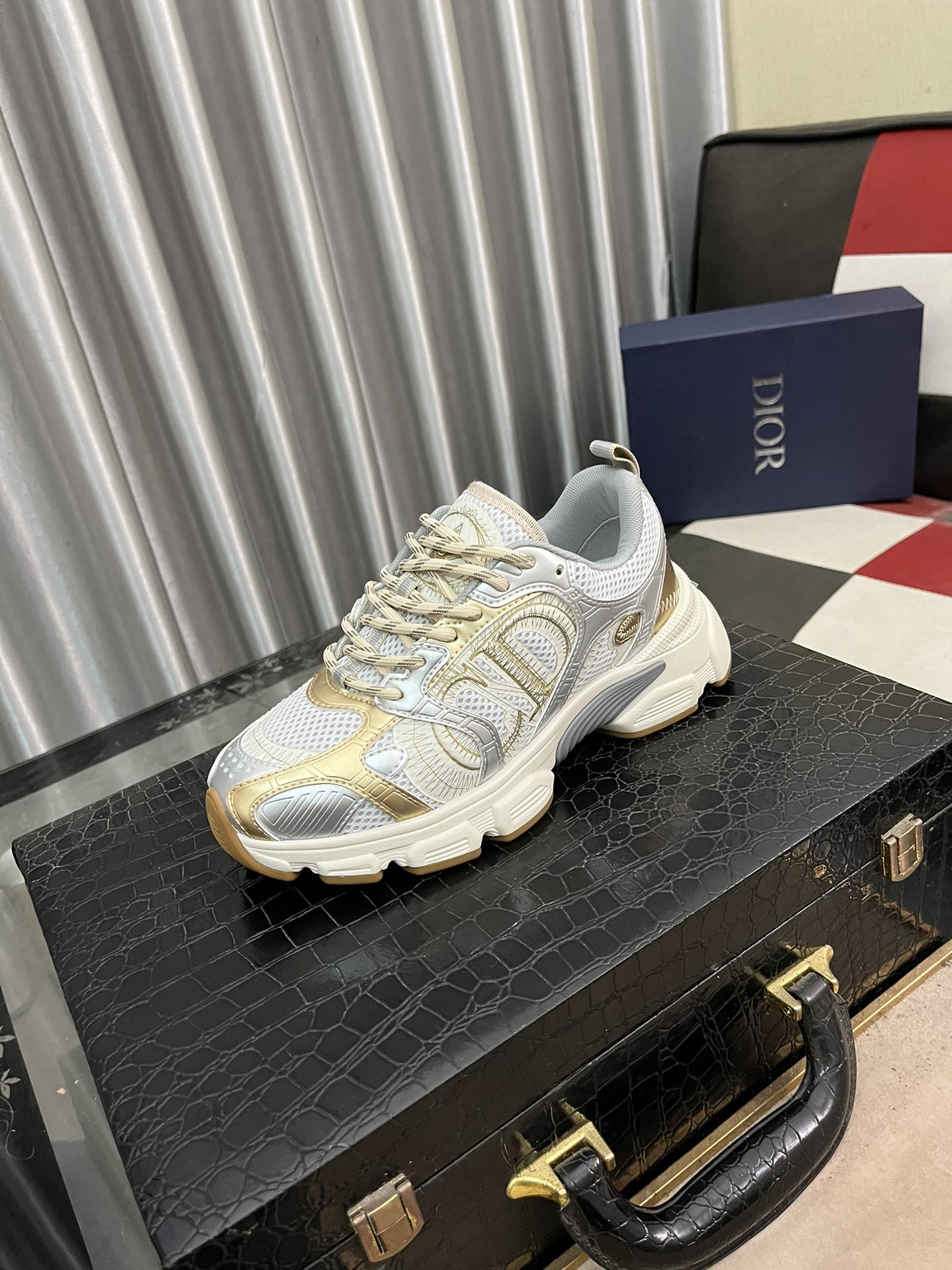 高仿 Dior 金銀撞色運動鞋 男款厚底跑鞋 奢華質感時尚街頭鞋款| 6 高仿 Dior 金銀撞色運動鞋 男款厚底跑鞋 奢華質感時尚街頭鞋款