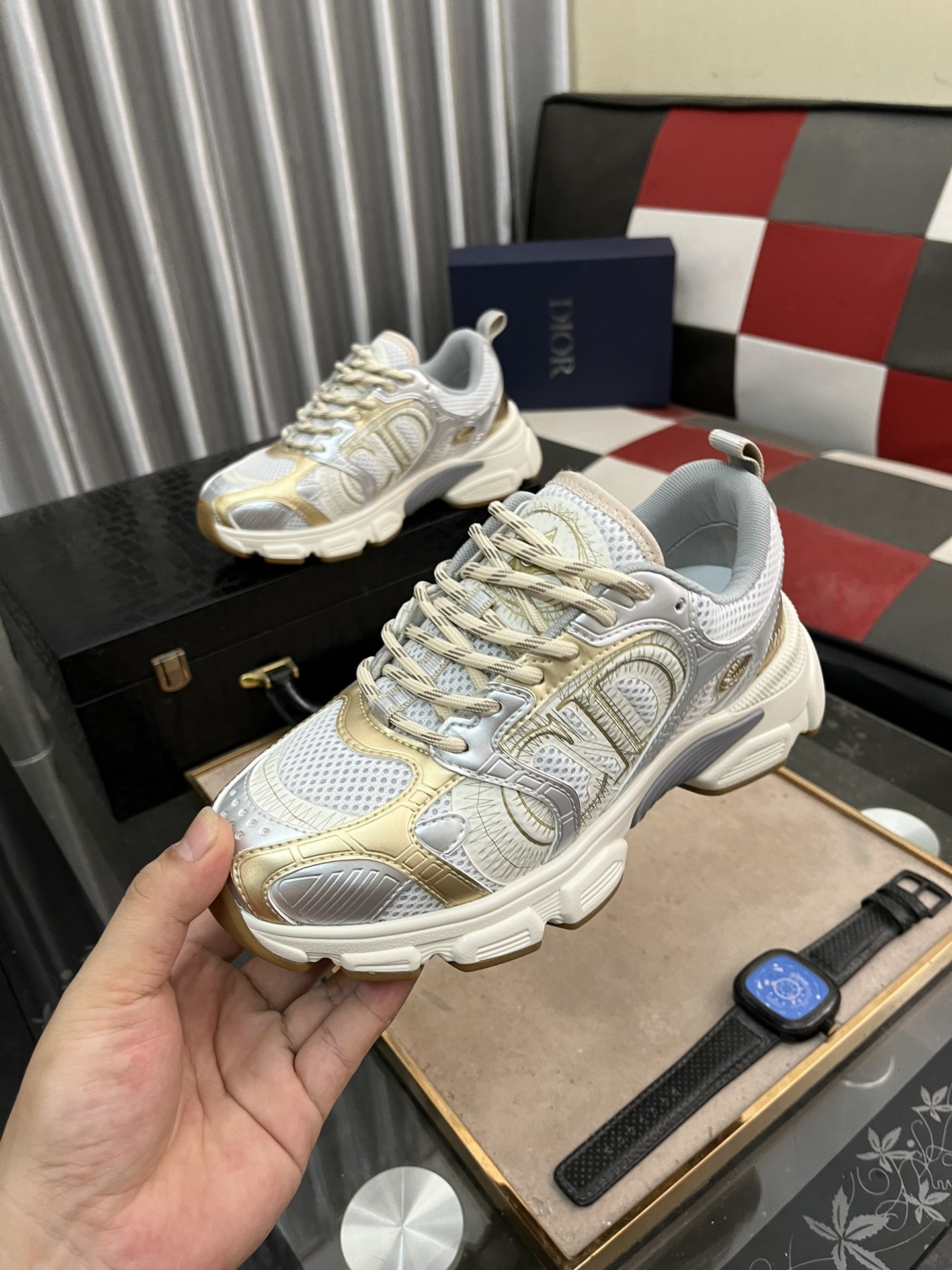 高仿 Dior 金銀撞色運動鞋 男款厚底跑鞋 奢華質感時尚街頭鞋款| 11 高仿 Dior 金銀撞色運動鞋 男款厚底跑鞋 奢華質感時尚街頭鞋款