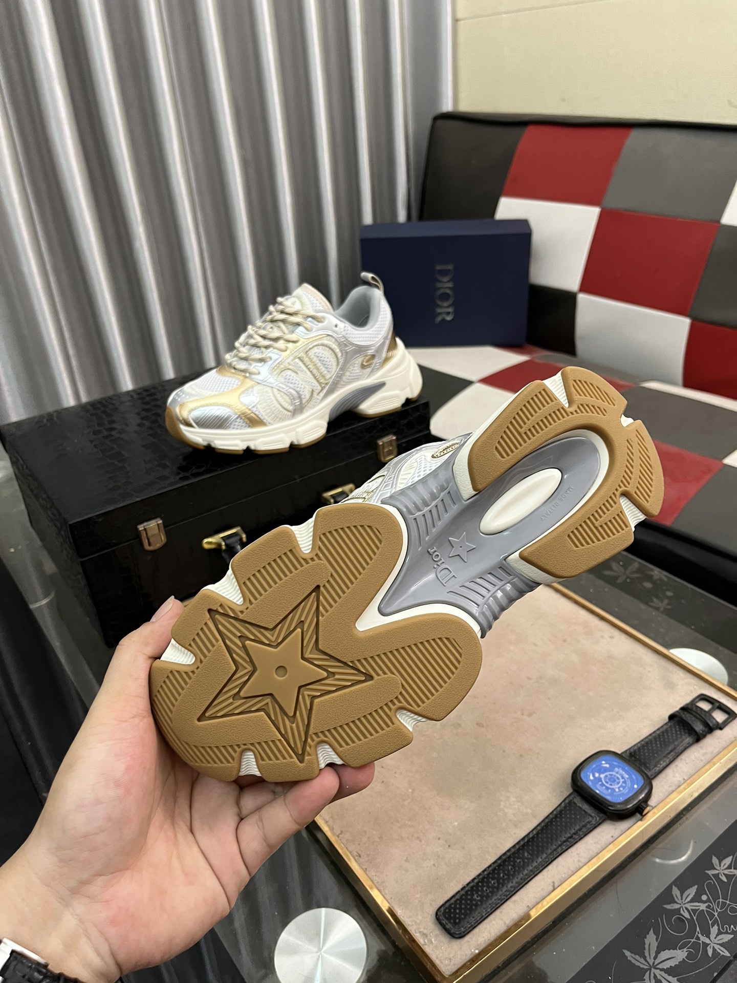 高仿 Dior 金銀撞色運動鞋 男款厚底跑鞋 奢華質感時尚街頭鞋款| 7 高仿 Dior 金銀撞色運動鞋 男款厚底跑鞋 奢華質感時尚街頭鞋款