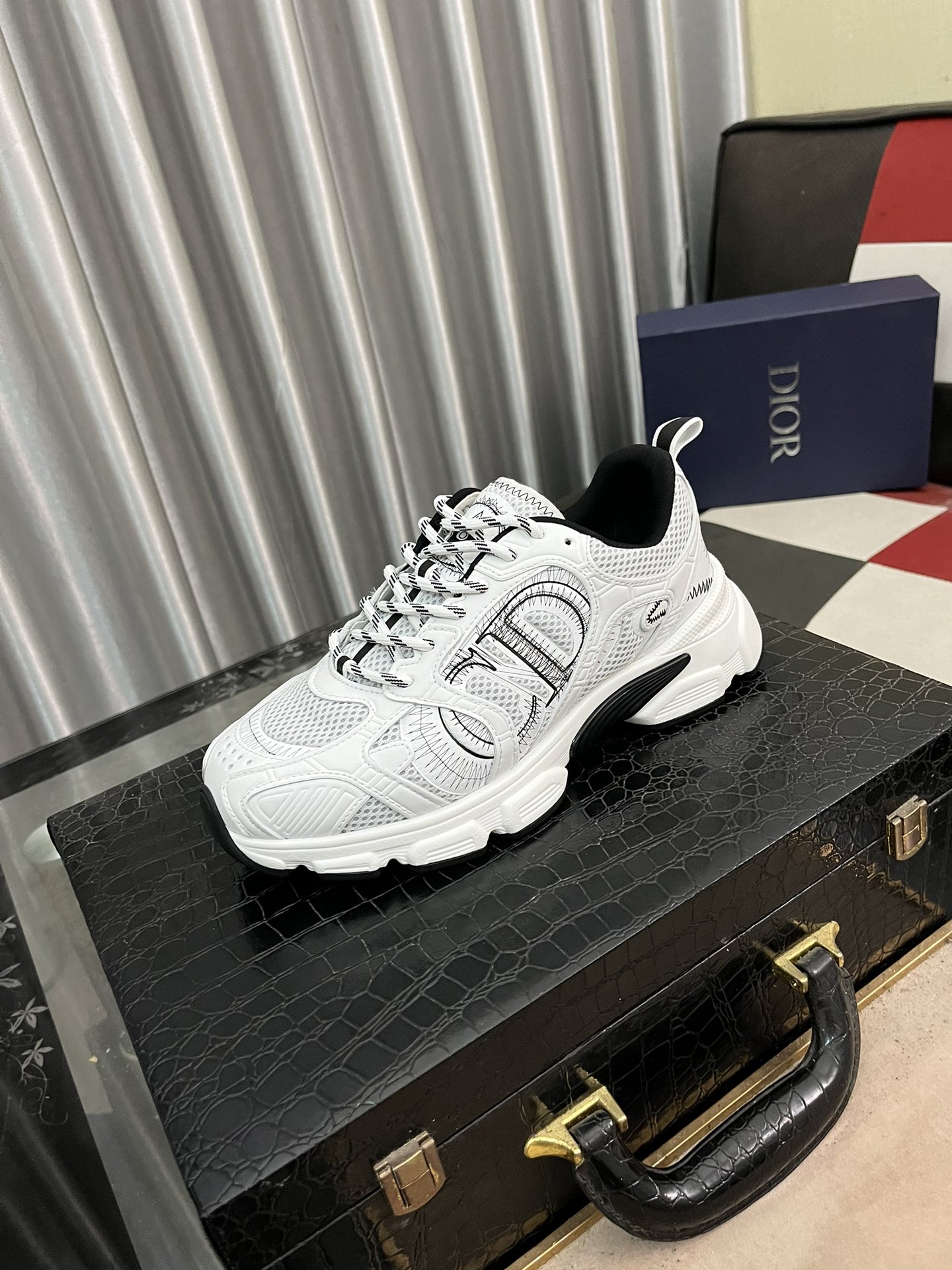 高仿 Dior 白黑對比運動鞋 男款輕量透氣跑鞋 百搭休閒鞋款| 6 高仿 Dior 白黑對比運動鞋 男款輕量透氣跑鞋 百搭休閒鞋款