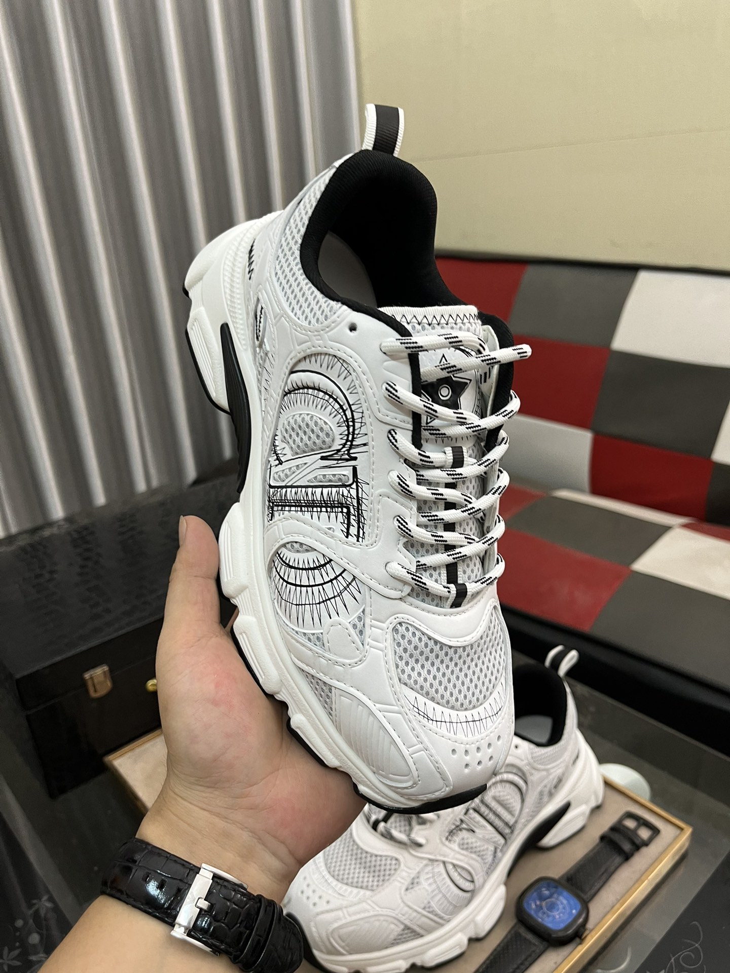 高仿 Dior 白黑對比運動鞋 男款輕量透氣跑鞋 百搭休閒鞋款| 12 高仿 Dior 白黑對比運動鞋 男款輕量透氣跑鞋 百搭休閒鞋款
