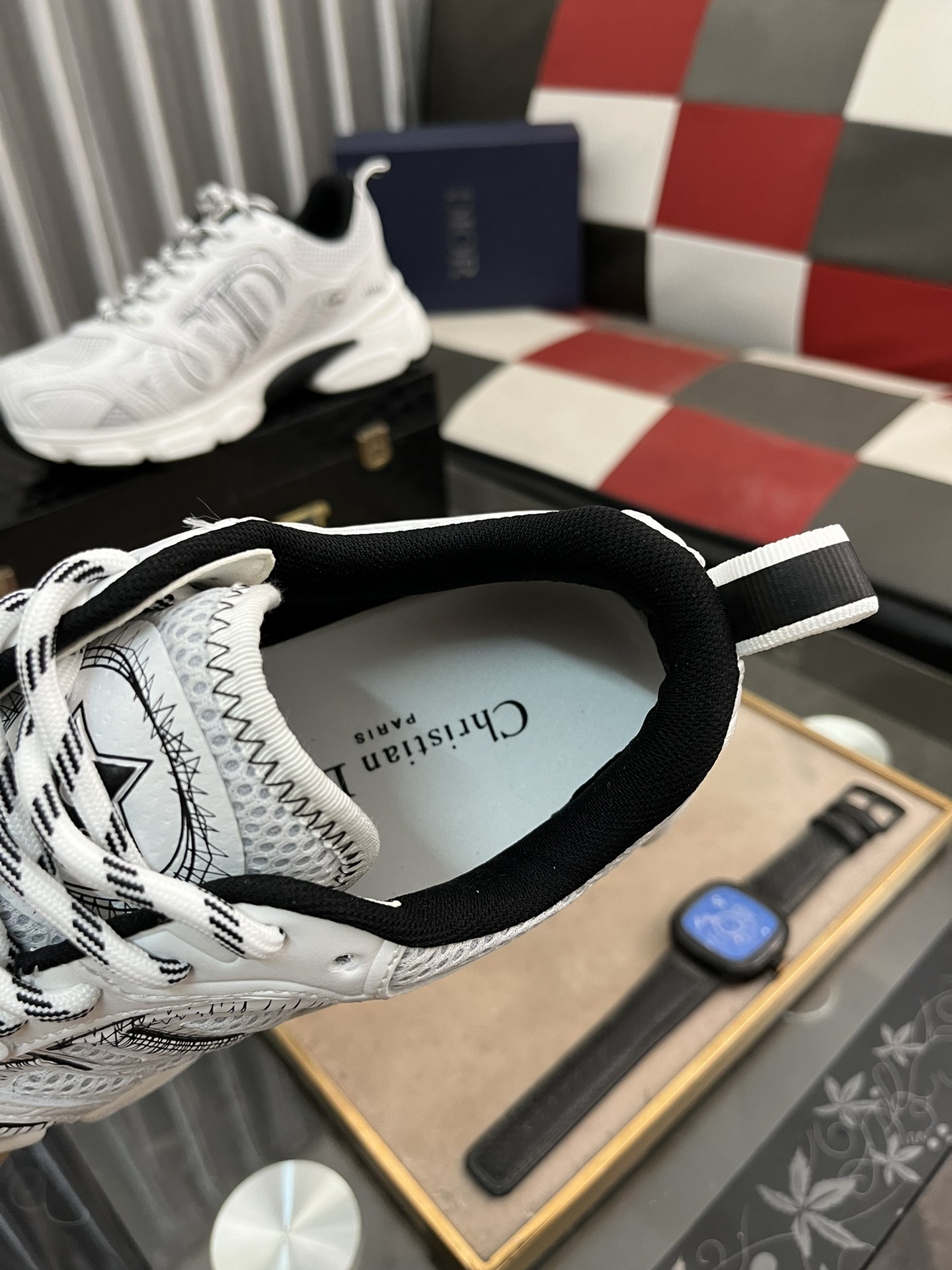 高仿 Dior 白黑對比運動鞋 男款輕量透氣跑鞋 百搭休閒鞋款| 8 高仿 Dior 白黑對比運動鞋 男款輕量透氣跑鞋 百搭休閒鞋款