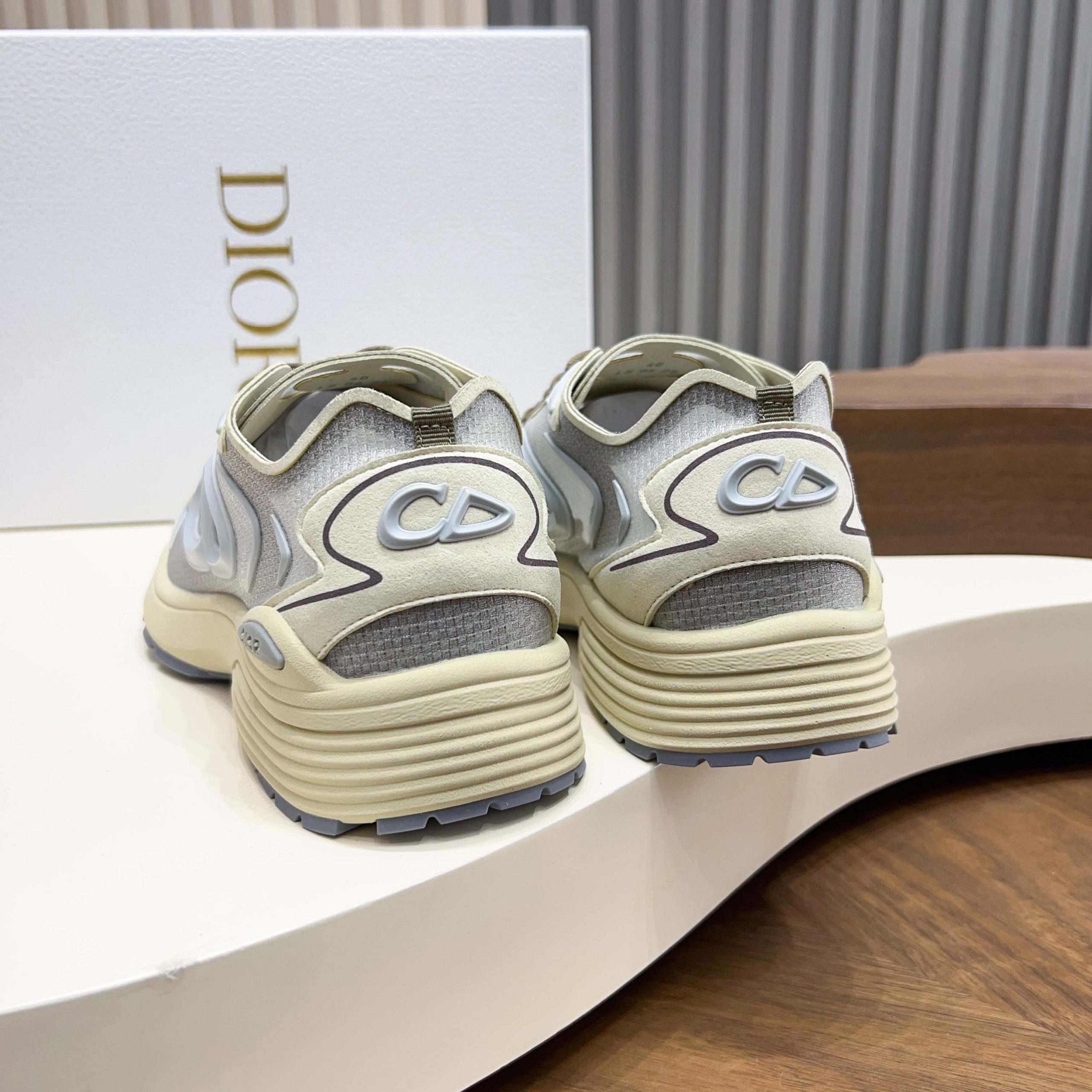 高仿 Dior B30 米灰運動鞋 男款輕量休閒跑鞋 經典立體標誌鞋身| 8 高仿 Dior B30 米灰運動鞋 男款輕量休閒跑鞋 經典立體標誌鞋身