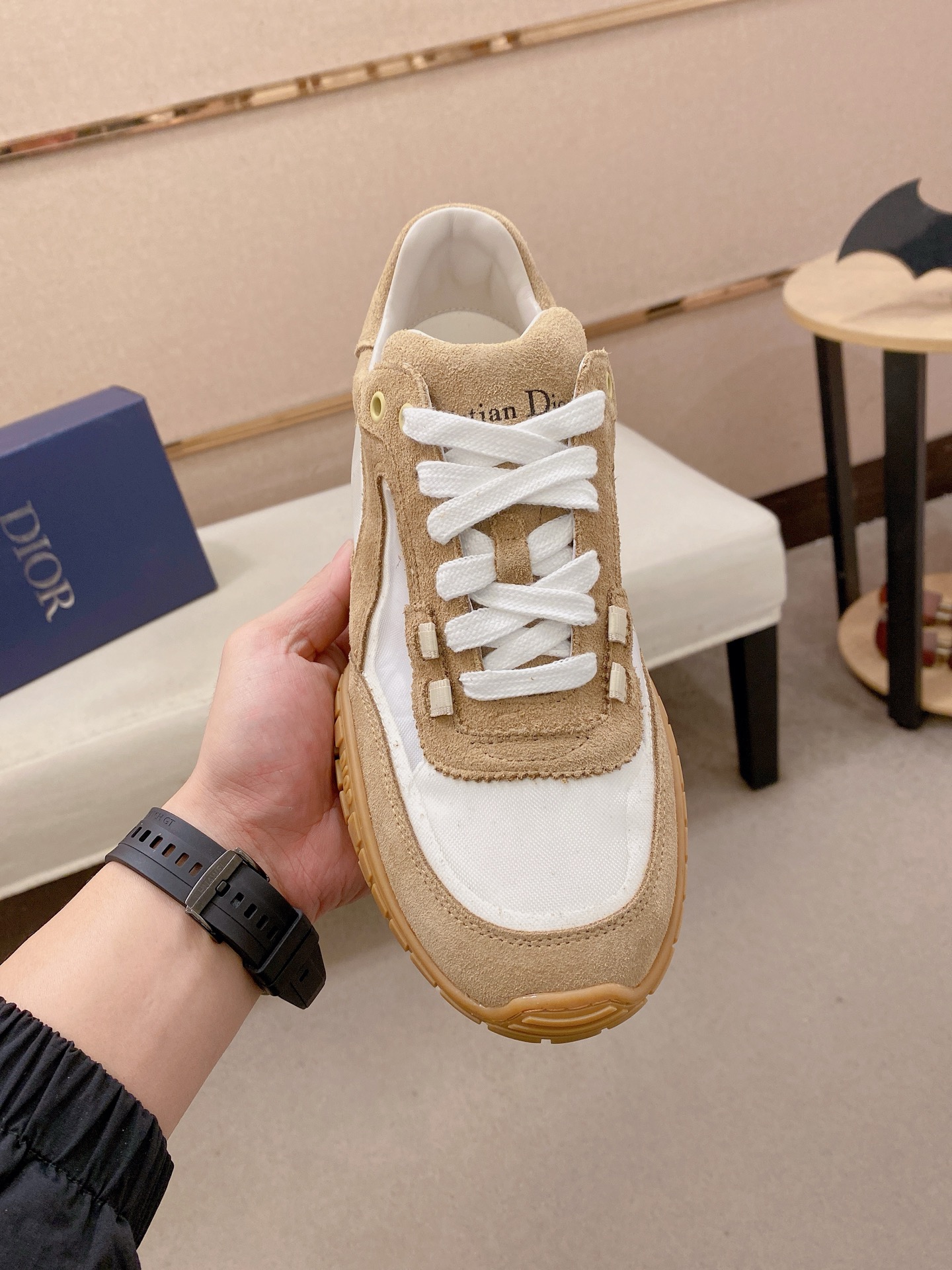 高仿 Dior 麂皮米卡其運動鞋 男款復古慢跑鞋 透氣輕量休閒鞋| 14 高仿 Dior 麂皮米卡其運動鞋 男款復古慢跑鞋 透氣輕量休閒鞋