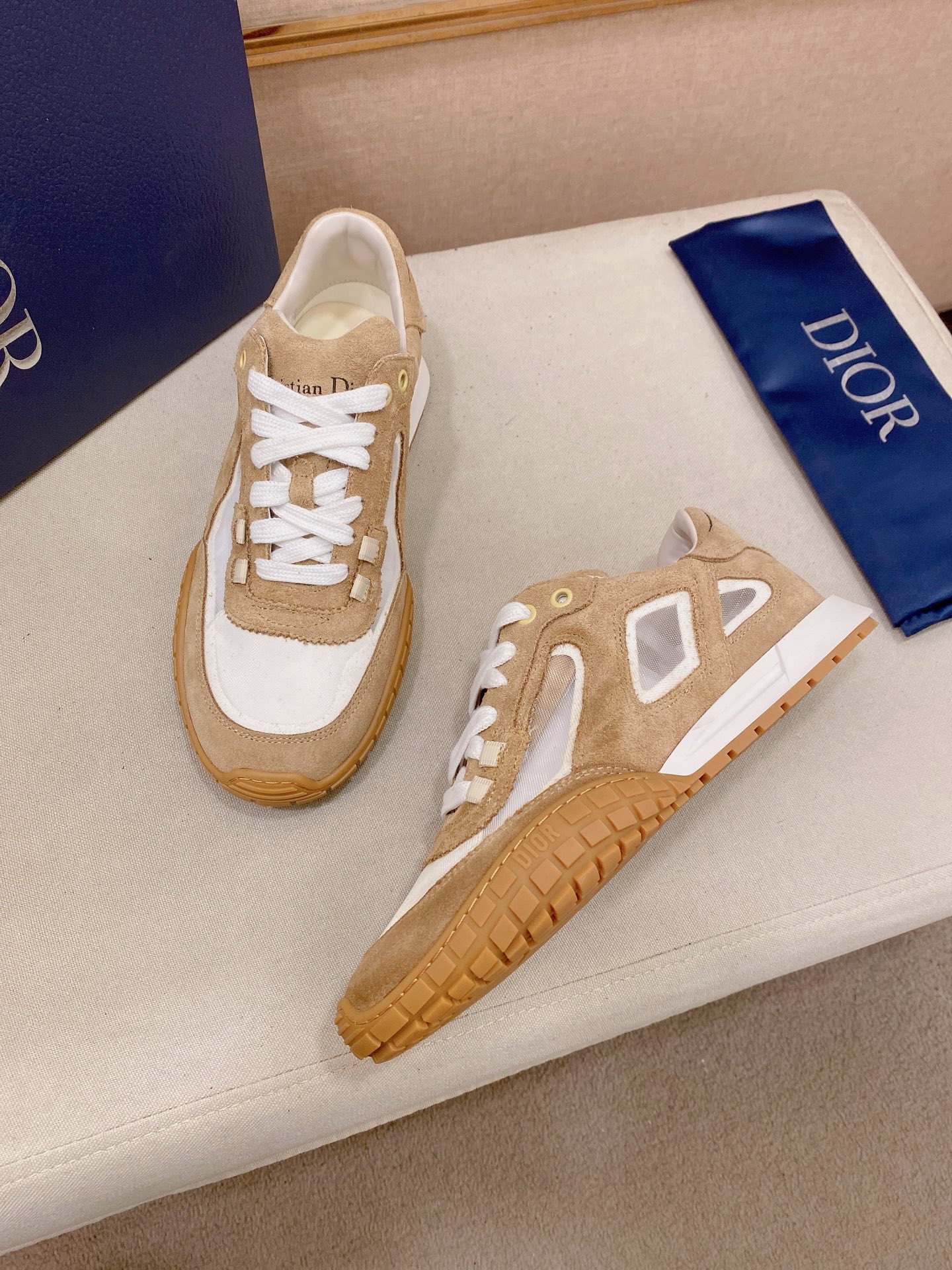 高仿 Dior 麂皮米卡其運動鞋 男款復古慢跑鞋 透氣輕量休閒鞋| 8 高仿 Dior 麂皮米卡其運動鞋 男款復古慢跑鞋 透氣輕量休閒鞋
