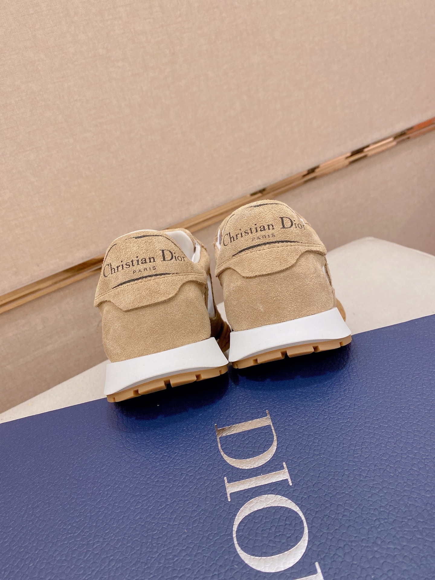 高仿 Dior 麂皮米卡其運動鞋 男款復古慢跑鞋 透氣輕量休閒鞋| 7 高仿 Dior 麂皮米卡其運動鞋 男款復古慢跑鞋 透氣輕量休閒鞋