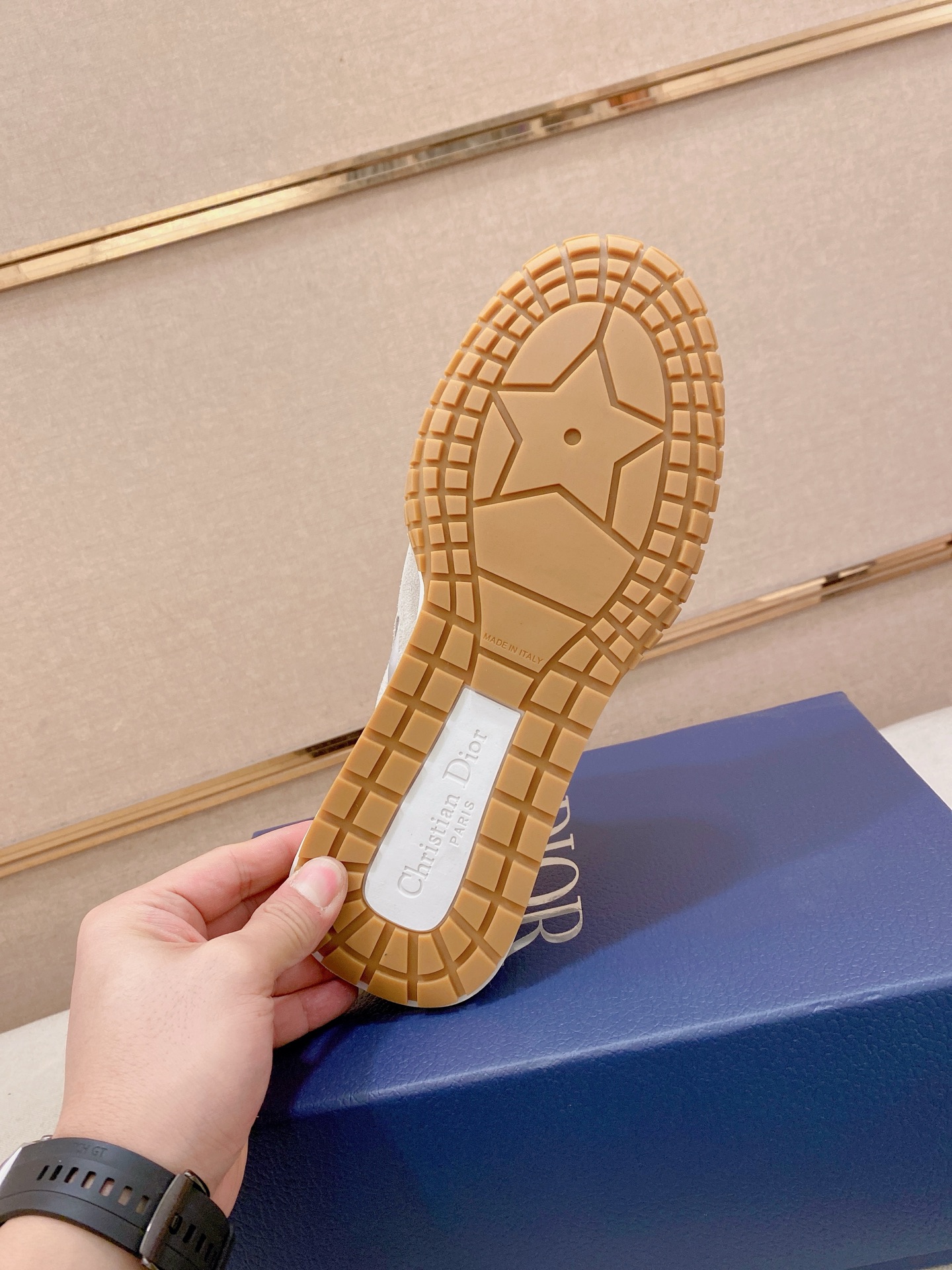 高仿 Dior 淺灰麂皮運動鞋 男款清爽休閒跑鞋 輕量舒適百搭款| 15 高仿 Dior 淺灰麂皮運動鞋 男款清爽休閒跑鞋 輕量舒適百搭款