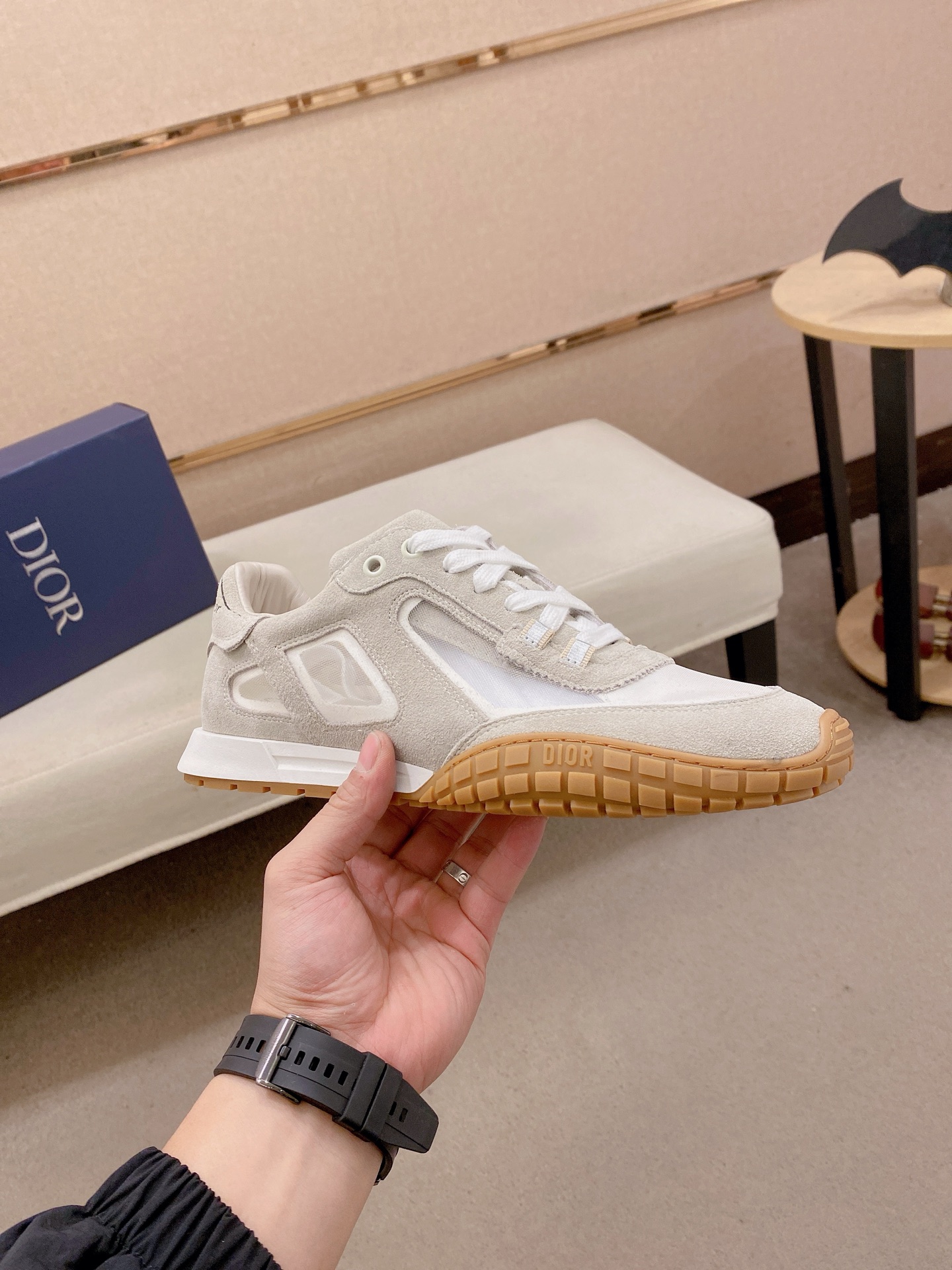 高仿 Dior 淺灰麂皮運動鞋 男款清爽休閒跑鞋 輕量舒適百搭款| 12 高仿 Dior 淺灰麂皮運動鞋 男款清爽休閒跑鞋 輕量舒適百搭款