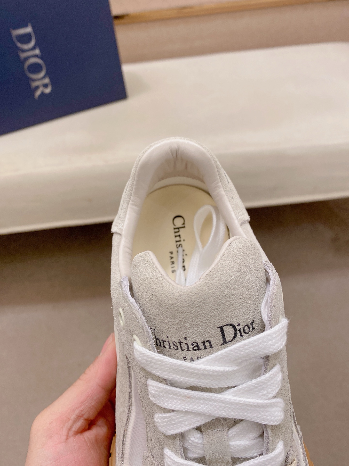 高仿 Dior 淺灰麂皮運動鞋 男款清爽休閒跑鞋 輕量舒適百搭款| 10 高仿 Dior 淺灰麂皮運動鞋 男款清爽休閒跑鞋 輕量舒適百搭款