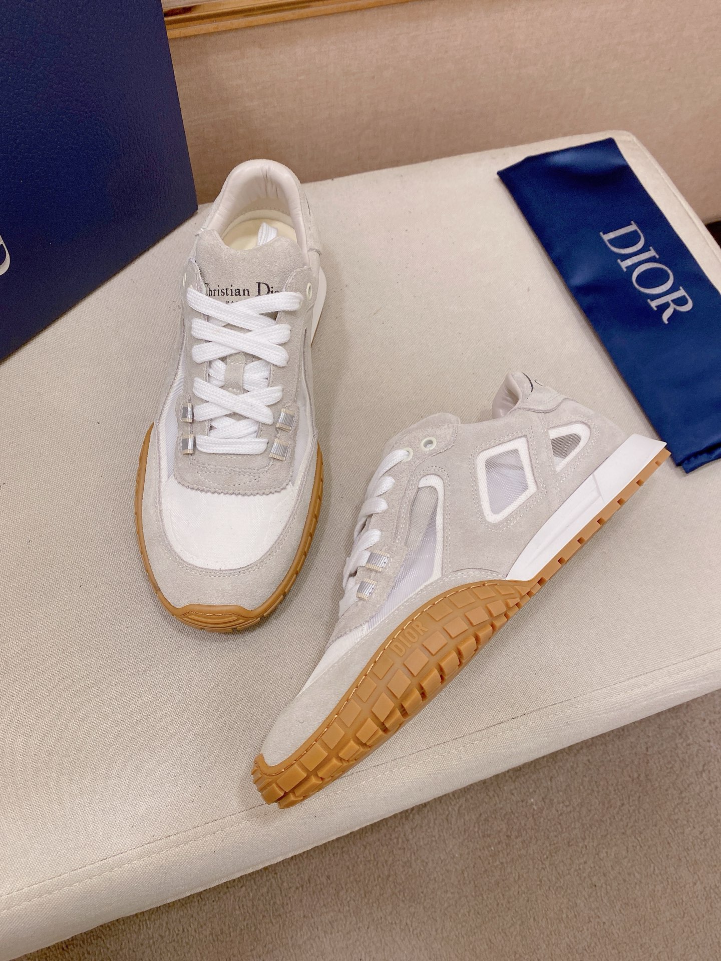 高仿 Dior 淺灰麂皮運動鞋 男款清爽休閒跑鞋 輕量舒適百搭款| 9 高仿 Dior 淺灰麂皮運動鞋 男款清爽休閒跑鞋 輕量舒適百搭款