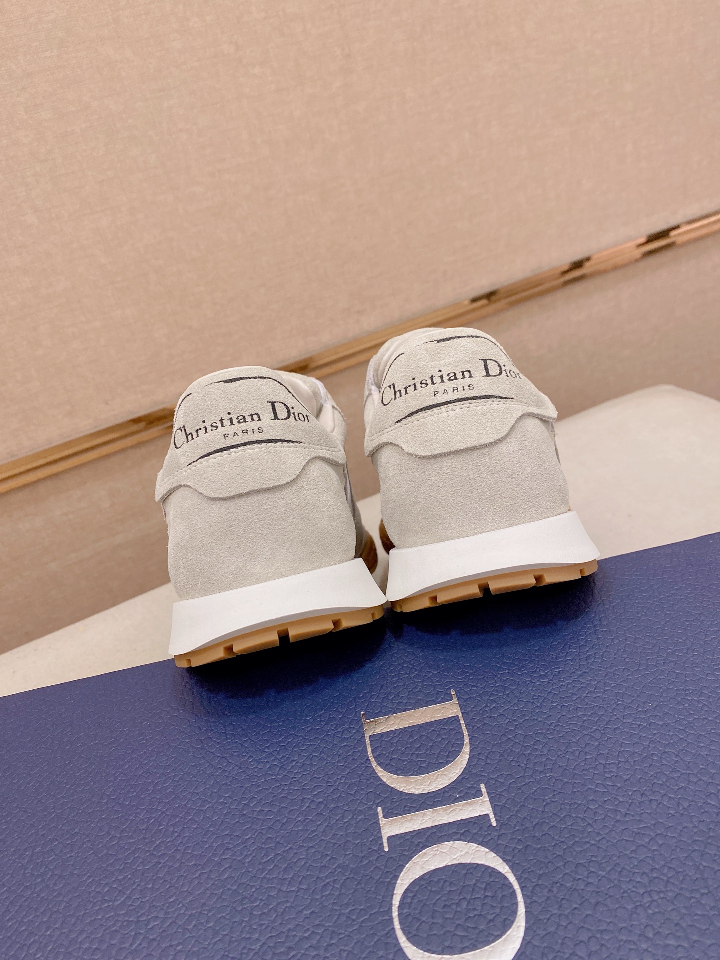 高仿 Dior 淺灰麂皮運動鞋 男款清爽休閒跑鞋 輕量舒適百搭款| 7 高仿 Dior 淺灰麂皮運動鞋 男款清爽休閒跑鞋 輕量舒適百搭款