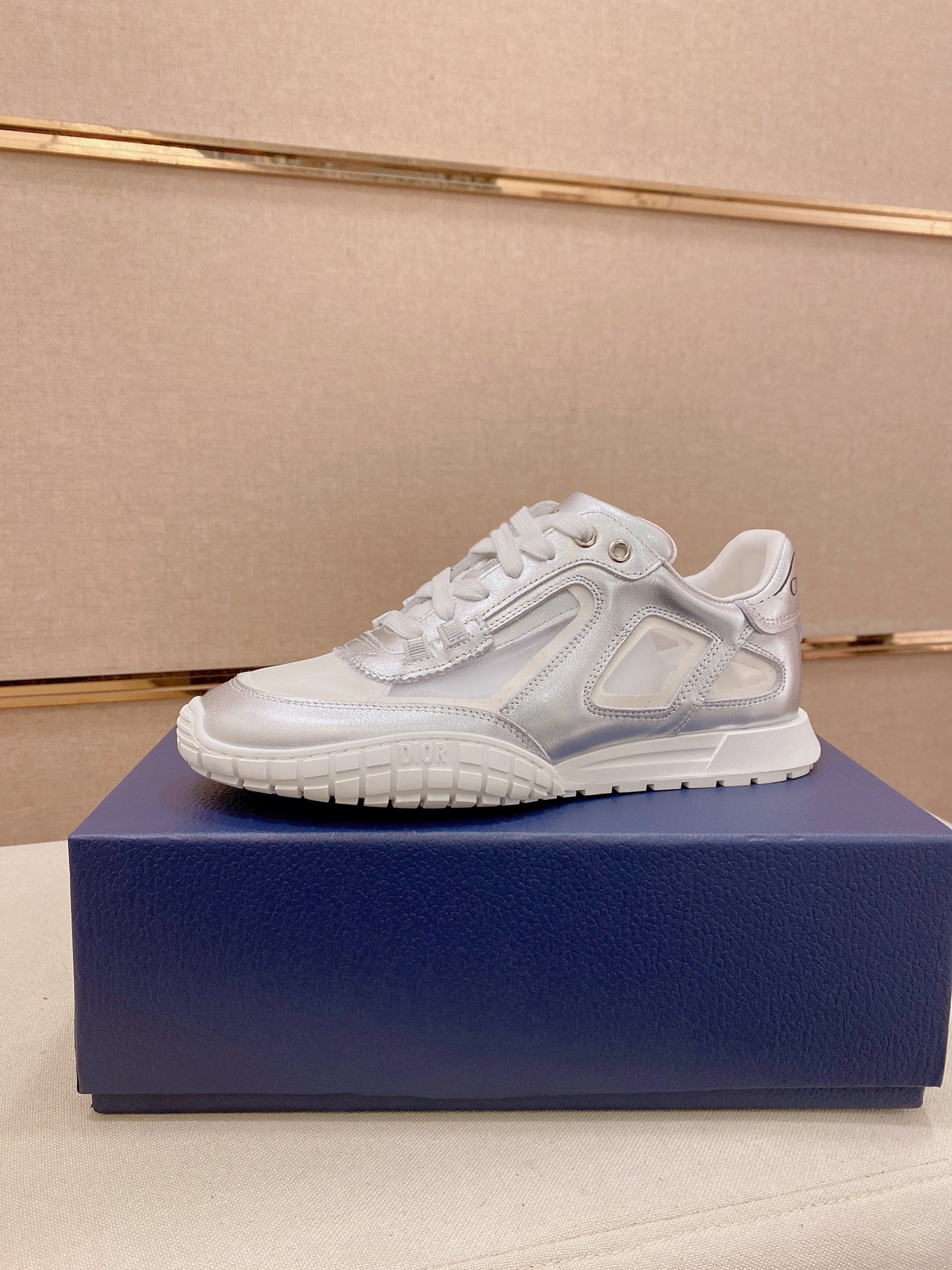 高仿 Dior 銀白反光運動鞋 男款輕量慢跑鞋 科技感休閒鞋款| 6 高仿 Dior 銀白反光運動鞋 男款輕量慢跑鞋 科技感休閒鞋款
