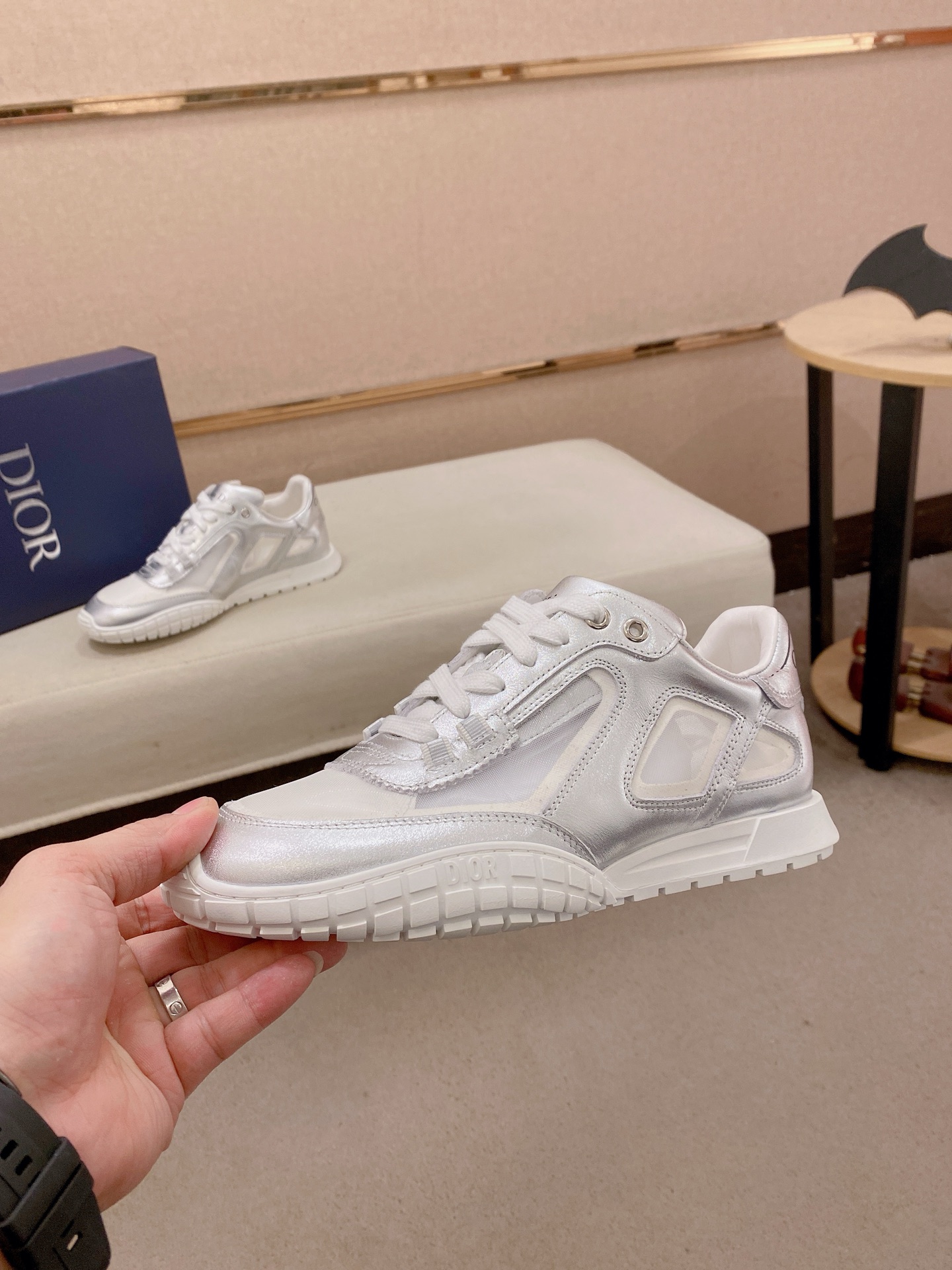 高仿 Dior 銀白反光運動鞋 男款輕量慢跑鞋 科技感休閒鞋款| 12 高仿 Dior 銀白反光運動鞋 男款輕量慢跑鞋 科技感休閒鞋款
