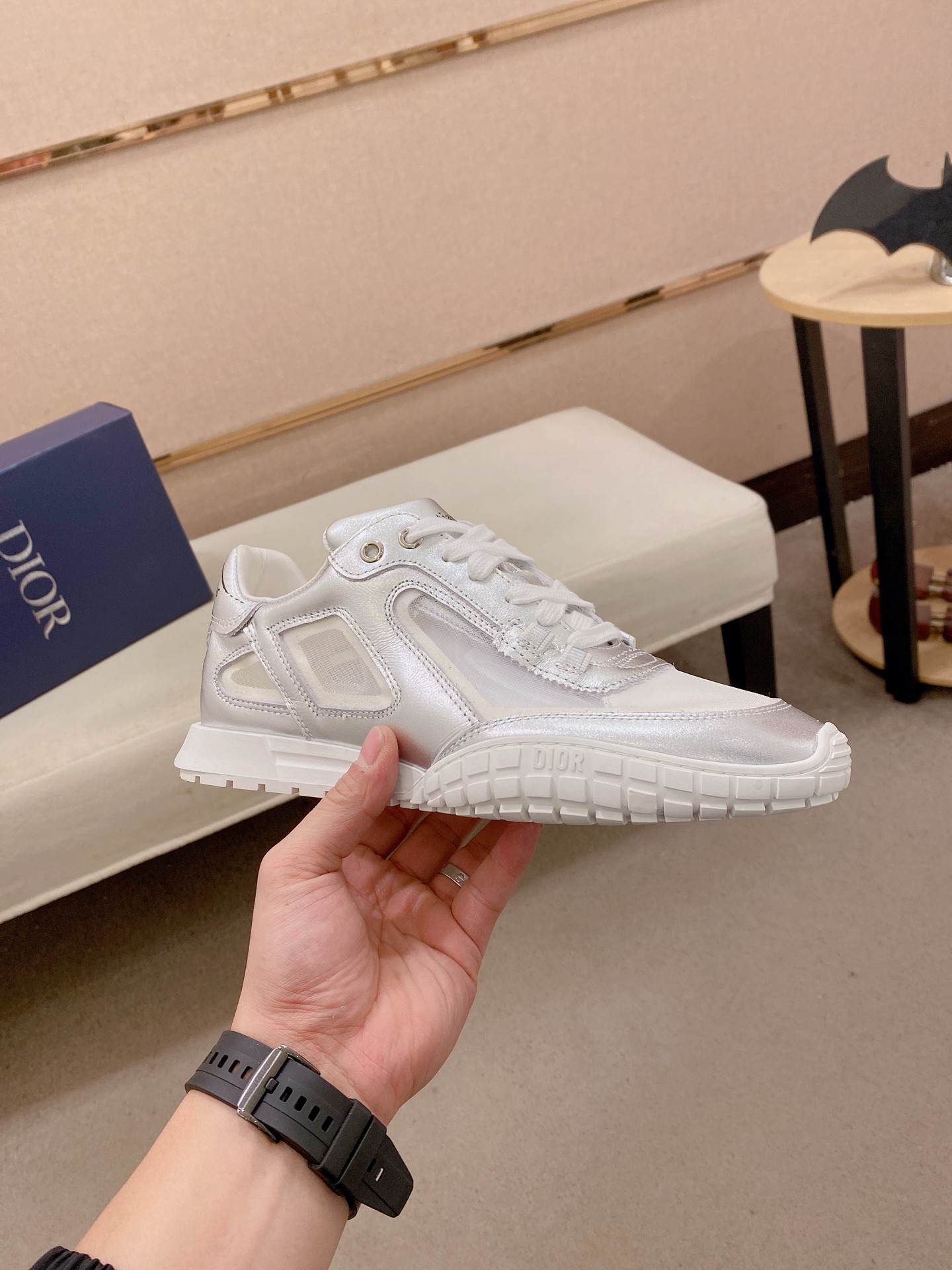 高仿 Dior 銀白反光運動鞋 男款輕量慢跑鞋 科技感休閒鞋款| 11 高仿 Dior 銀白反光運動鞋 男款輕量慢跑鞋 科技感休閒鞋款