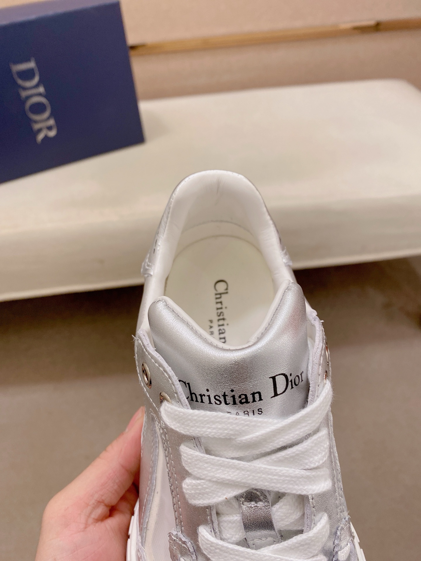 高仿 Dior 銀白反光運動鞋 男款輕量慢跑鞋 科技感休閒鞋款| 10 高仿 Dior 銀白反光運動鞋 男款輕量慢跑鞋 科技感休閒鞋款