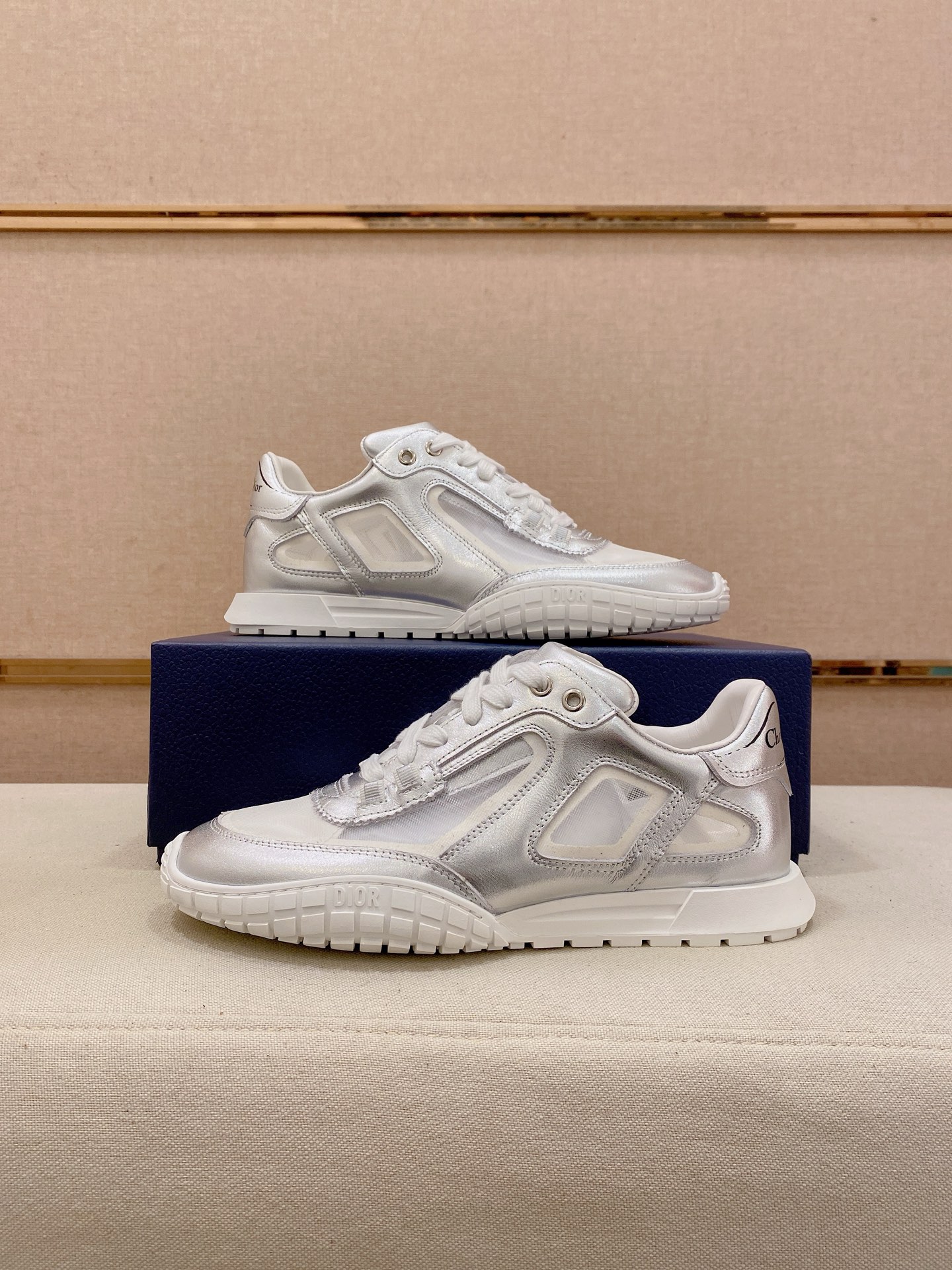 高仿 Dior 銀白反光運動鞋 男款輕量慢跑鞋 科技感休閒鞋款| 8 高仿 Dior 銀白反光運動鞋 男款輕量慢跑鞋 科技感休閒鞋款
