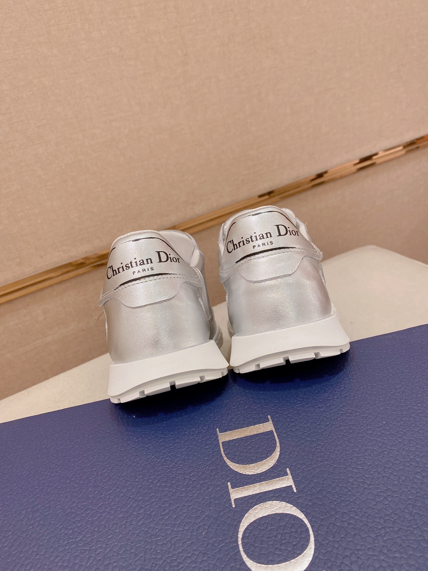 高仿 Dior 銀白反光運動鞋 男款輕量慢跑鞋 科技感休閒鞋款| 7 高仿 Dior 銀白反光運動鞋 男款輕量慢跑鞋 科技感休閒鞋款