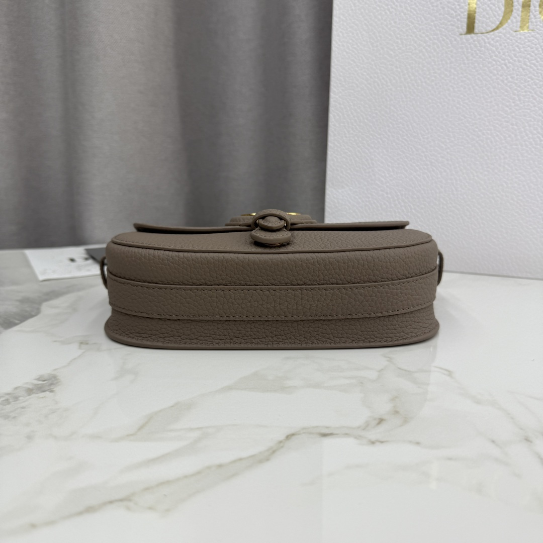 Dior高仿女款半月包灰棕金扣設計感2026春夏人氣推薦| 12 Dior高仿女款半月包灰棕金扣設計感2026春夏人氣推薦