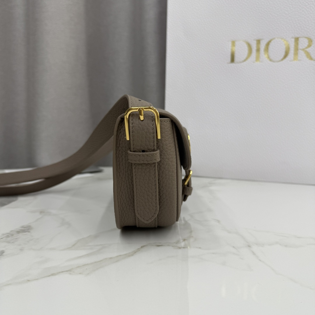 Dior高仿女款半月包灰棕金扣設計感2026春夏人氣推薦| 11 Dior高仿女款半月包灰棕金扣設計感2026春夏人氣推薦