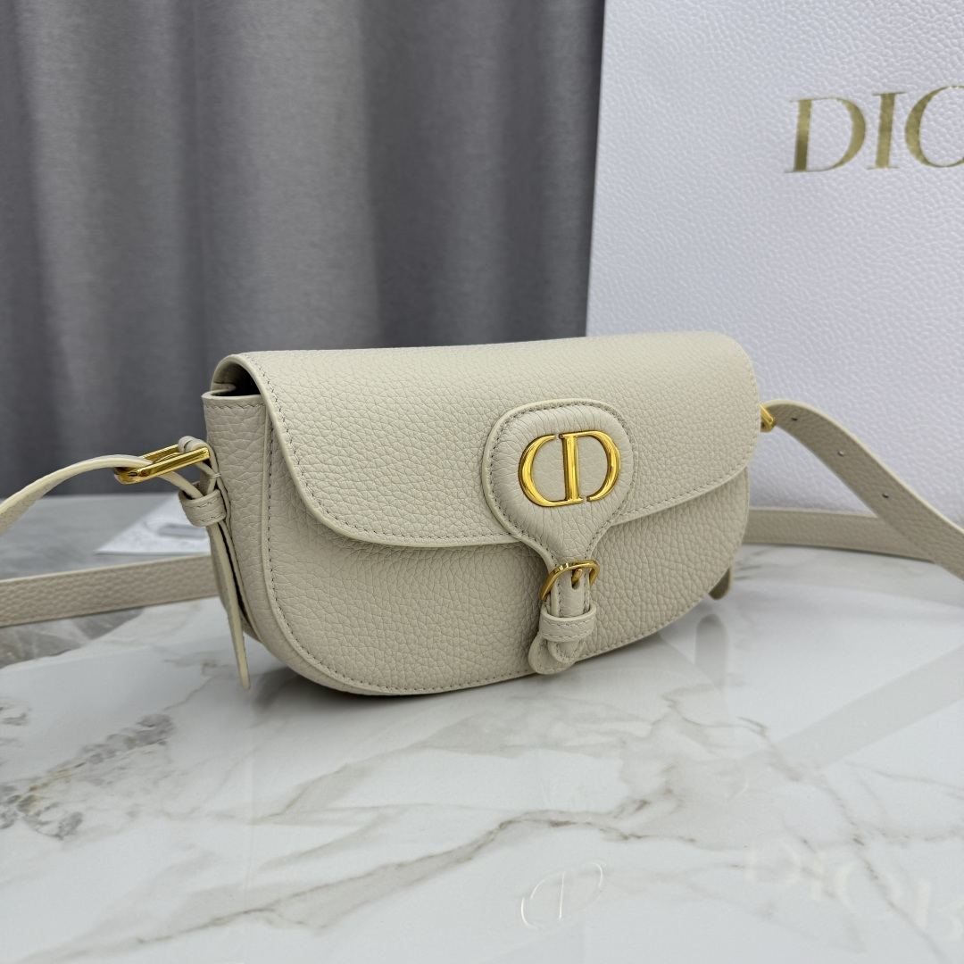 Dior高仿女款奶白半月包小巧百搭金扣亮點設計| 14 Dior高仿女款奶白半月包小巧百搭金扣亮點設計