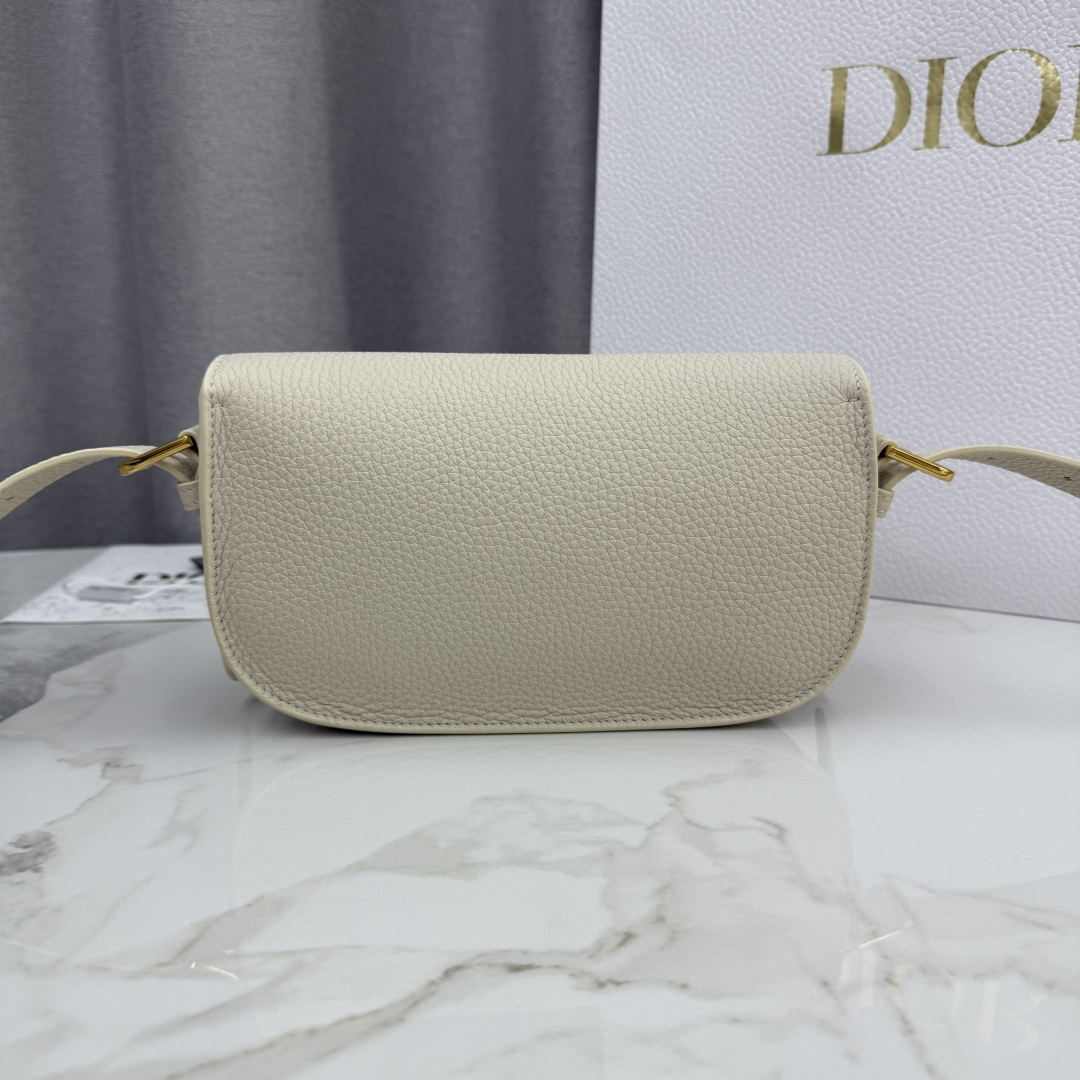 Dior高仿女款奶白半月包小巧百搭金扣亮點設計| 13 Dior高仿女款奶白半月包小巧百搭金扣亮點設計