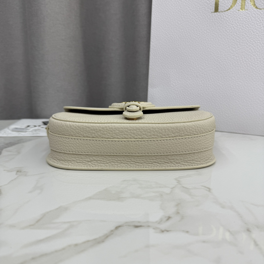 Dior高仿女款奶白半月包小巧百搭金扣亮點設計| 12 Dior高仿女款奶白半月包小巧百搭金扣亮點設計