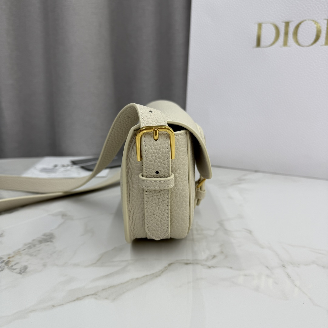 Dior高仿女款奶白半月包小巧百搭金扣亮點設計| 11 Dior高仿女款奶白半月包小巧百搭金扣亮點設計