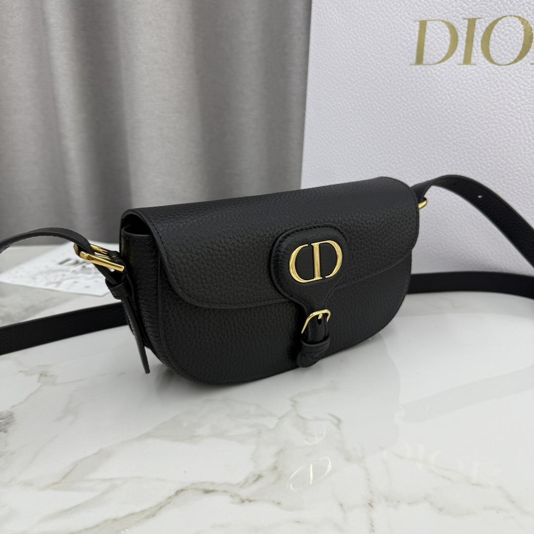 Dior高仿女款黑色半月包極簡金扣設計百搭首選| 14 Dior高仿女款黑色半月包極簡金扣設計百搭首選