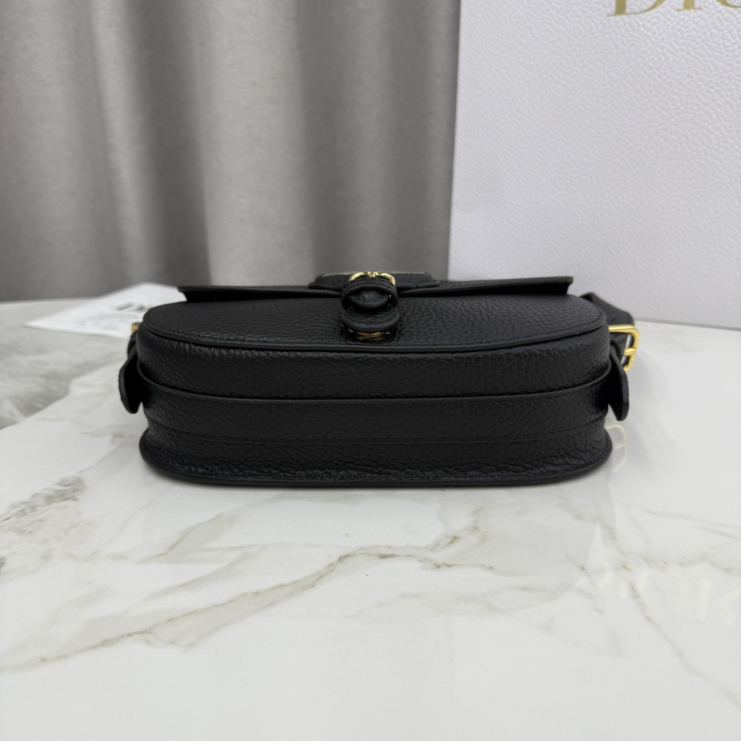 Dior高仿女款黑色半月包極簡金扣設計百搭首選| 12 Dior高仿女款黑色半月包極簡金扣設計百搭首選