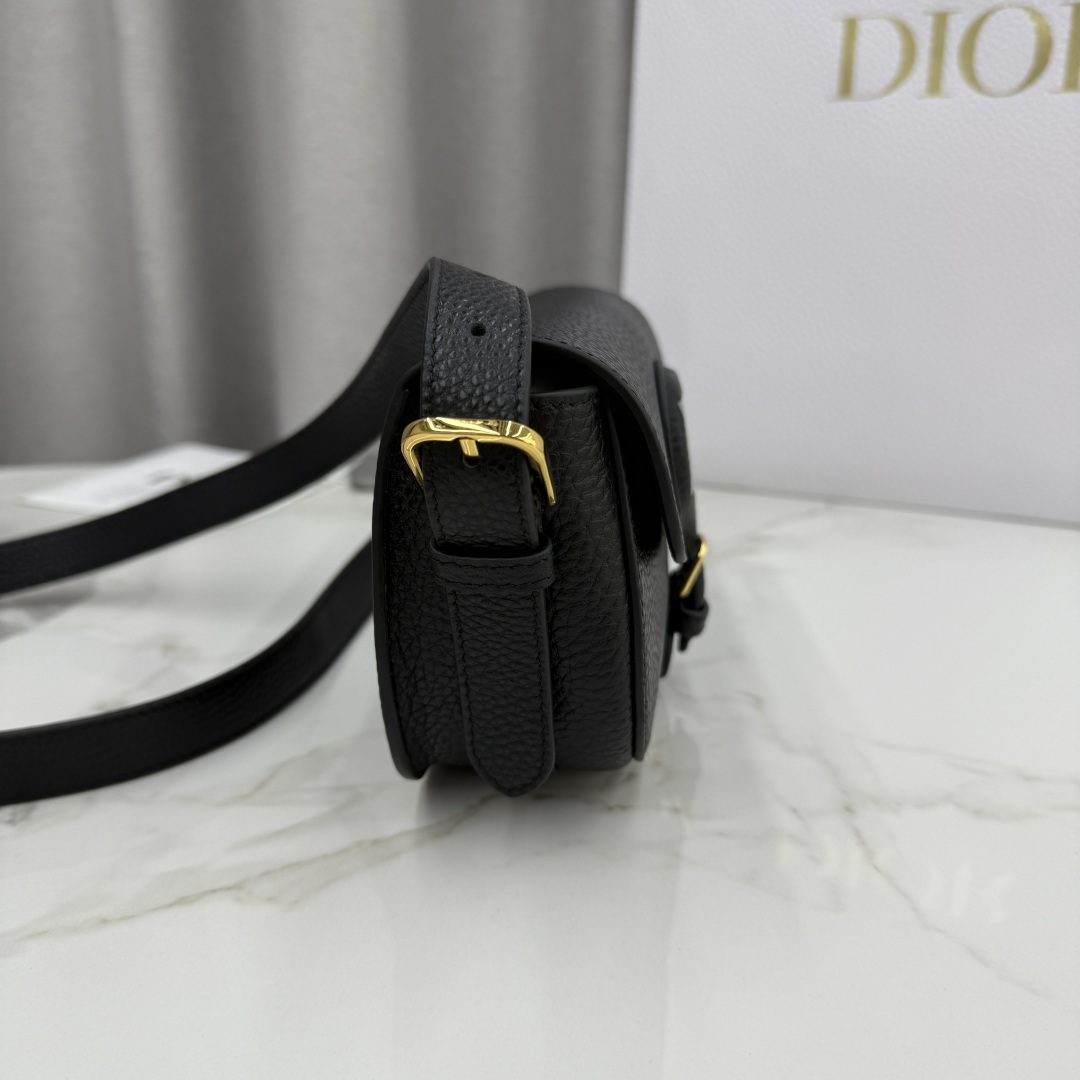 Dior高仿女款黑色半月包極簡金扣設計百搭首選| 11 Dior高仿女款黑色半月包極簡金扣設計百搭首選