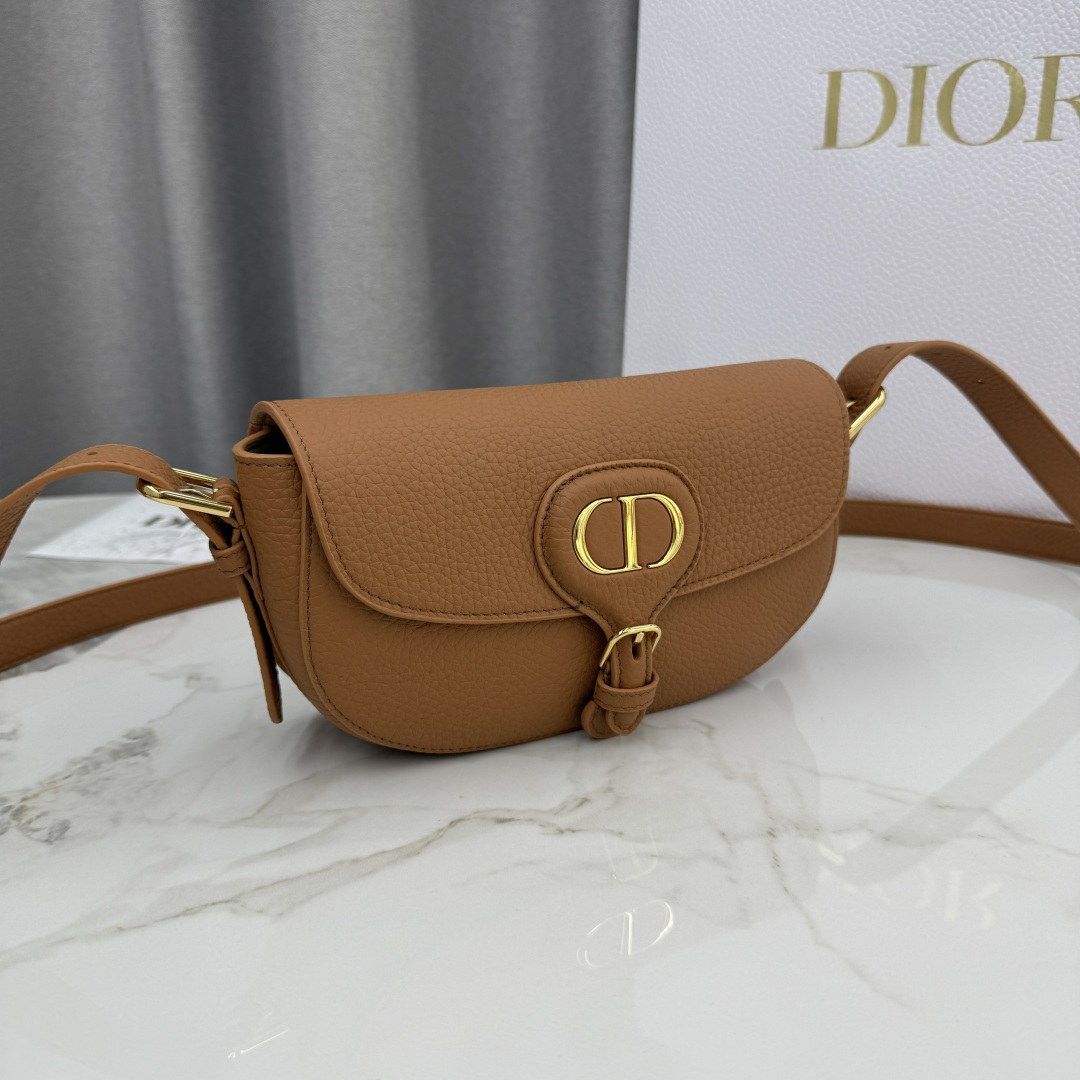 Dior高仿女款焦糖棕半月包溫潤色系通勤穿搭實用款| 14 Dior高仿女款焦糖棕半月包溫潤色系通勤穿搭實用款
