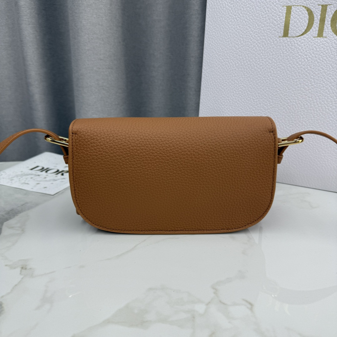 Dior高仿女款焦糖棕半月包溫潤色系通勤穿搭實用款| 13 Dior高仿女款焦糖棕半月包溫潤色系通勤穿搭實用款