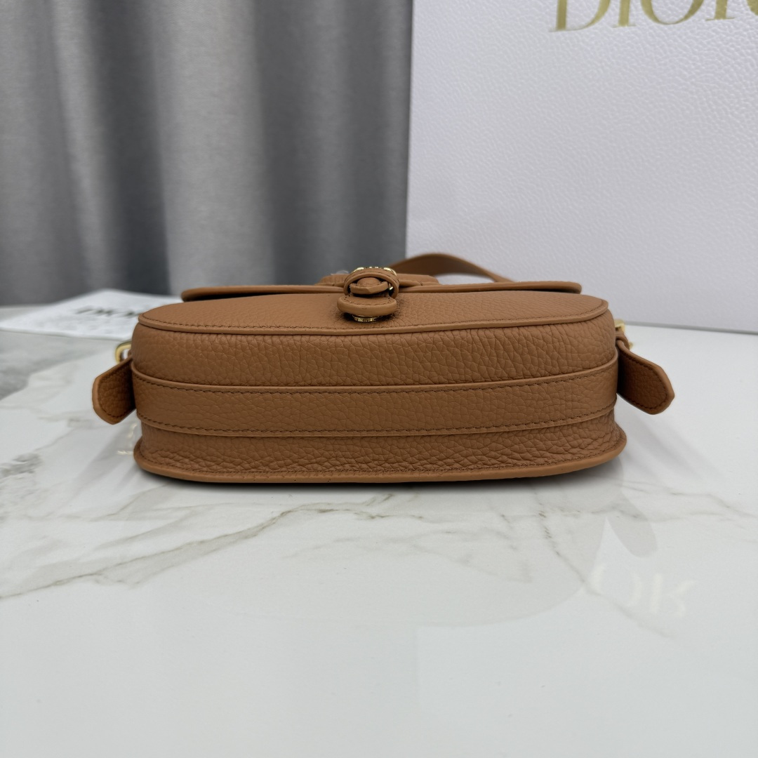 Dior高仿女款焦糖棕半月包溫潤色系通勤穿搭實用款| 12 Dior高仿女款焦糖棕半月包溫潤色系通勤穿搭實用款