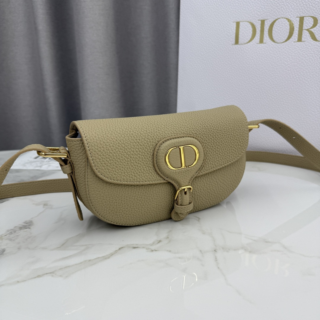 Dior高仿女款半月包淺卡其百搭色系金扣通勤推薦| 14 Dior高仿女款半月包淺卡其百搭色系金扣通勤推薦
