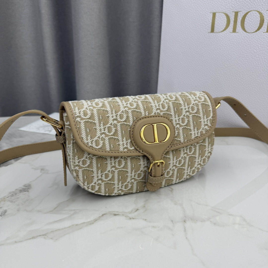 Dior原單女款帆布老花半月包品牌圖騰刺繡設計| 14 Dior原單女款帆布老花半月包品牌圖騰刺繡設計