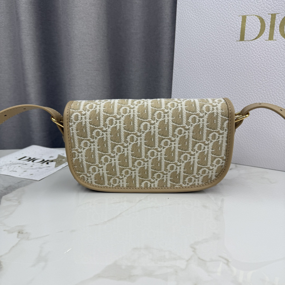 Dior原單女款帆布老花半月包品牌圖騰刺繡設計| 13 Dior原單女款帆布老花半月包品牌圖騰刺繡設計